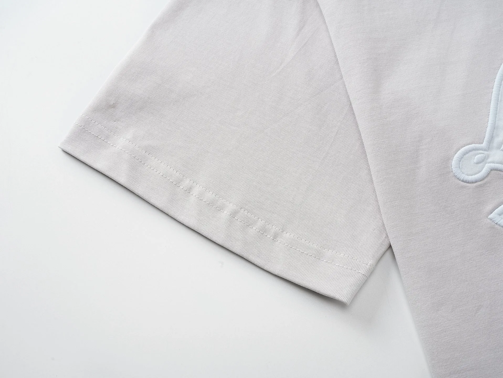 🅿️186 Note: Women’s version, real photos [Top version. Official website quality] BALENCI*GA/Paris #SS25 new short-sleeved T-shirt with LUXURY chest letter patch embroidery on the front. 2025 spring and summer brick cabinet synchronization welcomes comparison. The fabric is made of Paris ZP custom-woven and dyed cotton double yarn, weighing 260 grams. The cloth surface is clean. The cloth pattern is clear, soft and comfortable. The threads are dyed with no color difference. The letter LOGO is embroidered using imported Tajima embroidery machine. The letters are clear and the effect is three-dimensional. Restore the brick cabinet, adopt the medium version. Female version Code: BL253733 Color: blue, gray Size: XS S M L