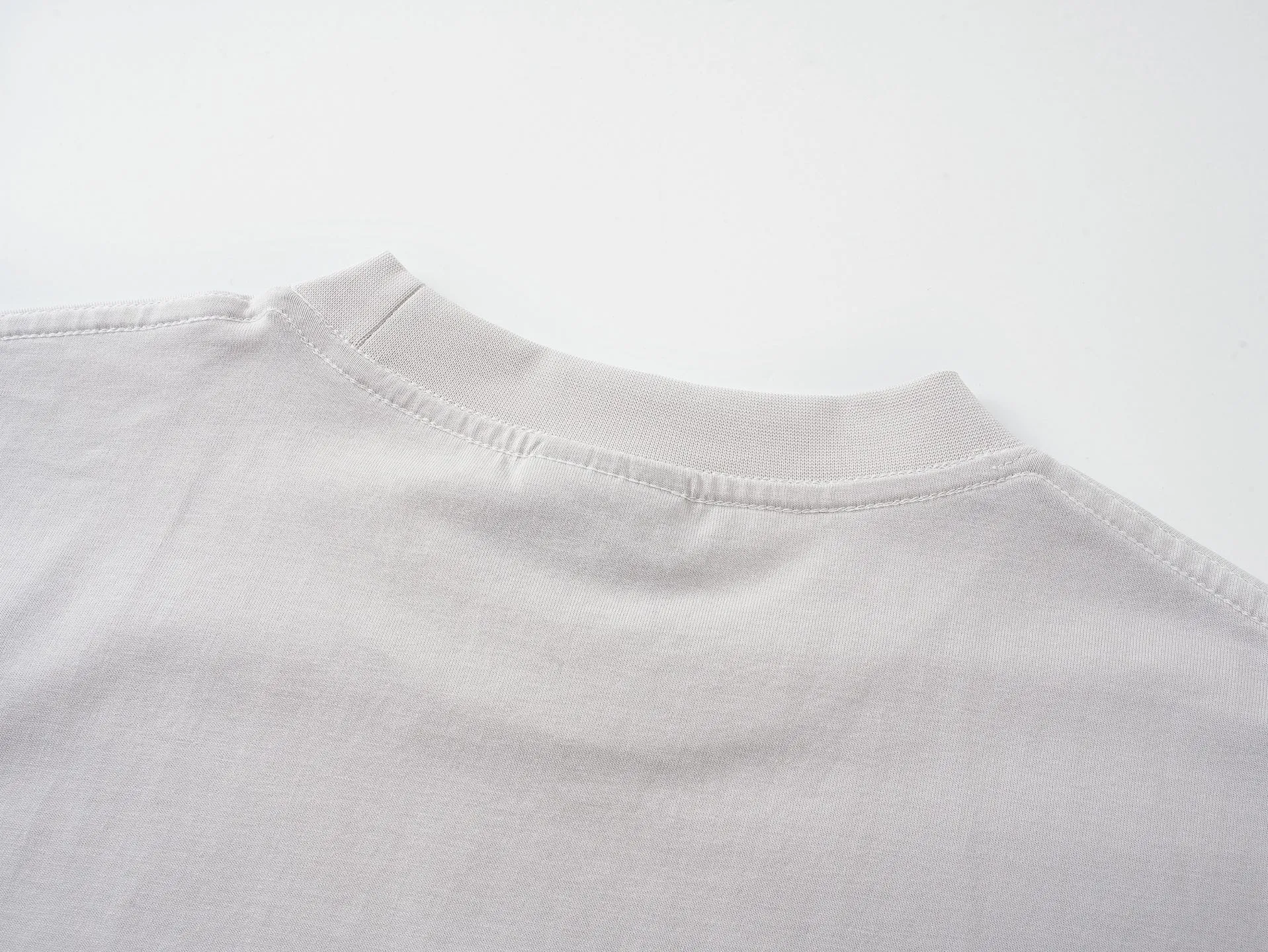 🅿️186 Note: Women’s version, real photos [Top version. Official website quality] BALENCI*GA/Paris #SS25 new short-sleeved T-shirt with LUXURY chest letter patch embroidery on the front. 2025 spring and summer brick cabinet synchronization welcomes comparison. The fabric is made of Paris ZP custom-woven and dyed cotton double yarn, weighing 260 grams. The cloth surface is clean. The cloth pattern is clear, soft and comfortable. The threads are dyed with no color difference. The letter LOGO is embroidered using imported Tajima embroidery machine. The letters are clear and the effect is three-dimensional. Restore the brick cabinet, adopt the medium version. Female version Code: BL253733 Color: blue, gray Size: XS S M L