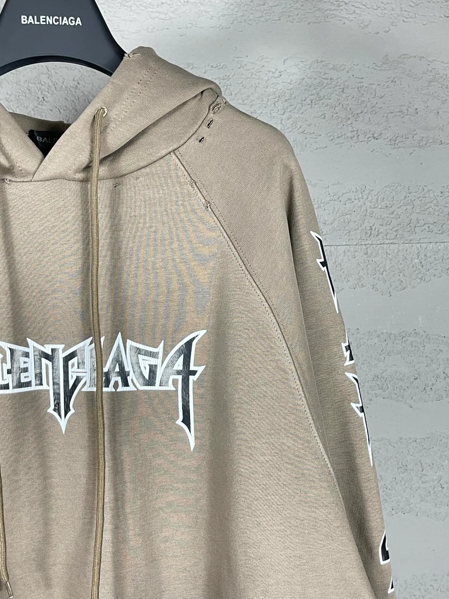 🅿️316 real photos [Top version. Official website quality] BALENCI*GA/Paris. Classic style. 23SS#BALENCI*GA# Ready-to-wear distressed. Hand-worn. Hand-painted, limited edition rock band printed hooded long-sleeved sweatshirt. Synchronized with brick cabinets in autumn and winter. The fabric is made of Paris ZP custom-woven and dyed cotton sweatshirt, with a net weight of 450 grams. The cloth surface is clean. The cloth pattern is clear, soft and comfortable. The threads are woven and dyed with no color difference. The classic letter LOGO uses precision stencils, imported environmentally friendly rubber paddles, and crackle printing, with a three-dimensional effect. The hem is hand-painted, restoring the brick cabinet, and the version adopts the OS loose shoulder style. Same style for men and women. Code: BL238057 Color: black, coffee, beige. Size: XS S M L