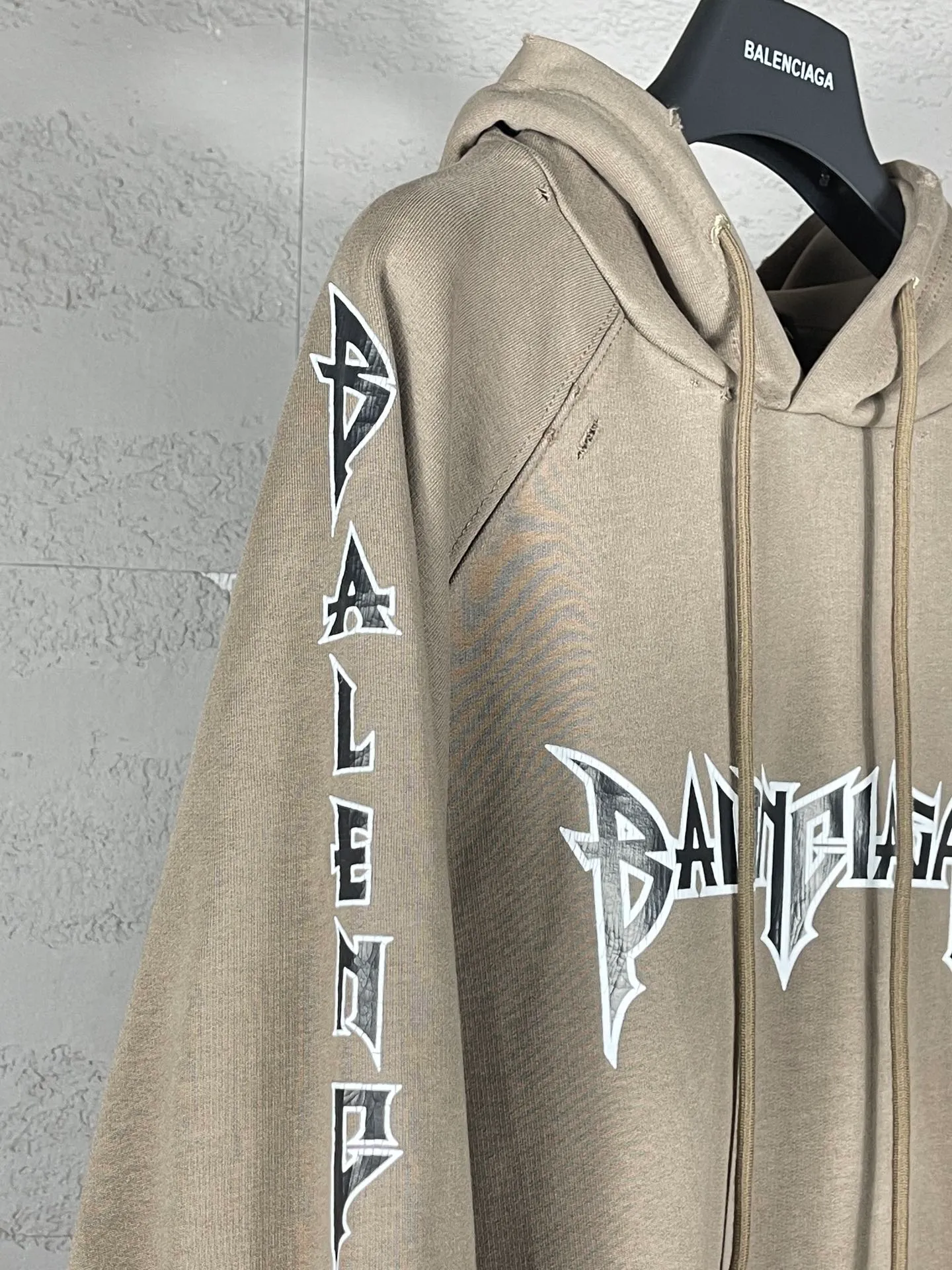 🅿️316 real photos [Top version. Official website quality] BALENCI*GA/Paris. Classic style. 23SS#BALENCI*GA# Ready-to-wear distressed. Hand-worn. Hand-painted, limited edition rock band printed hooded long-sleeved sweatshirt. Synchronized with brick cabinets in autumn and winter. The fabric is made of Paris ZP custom-woven and dyed cotton sweatshirt, with a net weight of 450 grams. The cloth surface is clean. The cloth pattern is clear, soft and comfortable. The threads are woven and dyed with no color difference. The classic letter LOGO uses precision stencils, imported environmentally friendly rubber paddles, and crackle printing, with a three-dimensional effect. The hem is hand-painted, restoring the brick cabinet, and the version adopts the OS loose shoulder style. Same style for men and women. Code: BL238057 Color: black, coffee, beige. Size: XS S M L