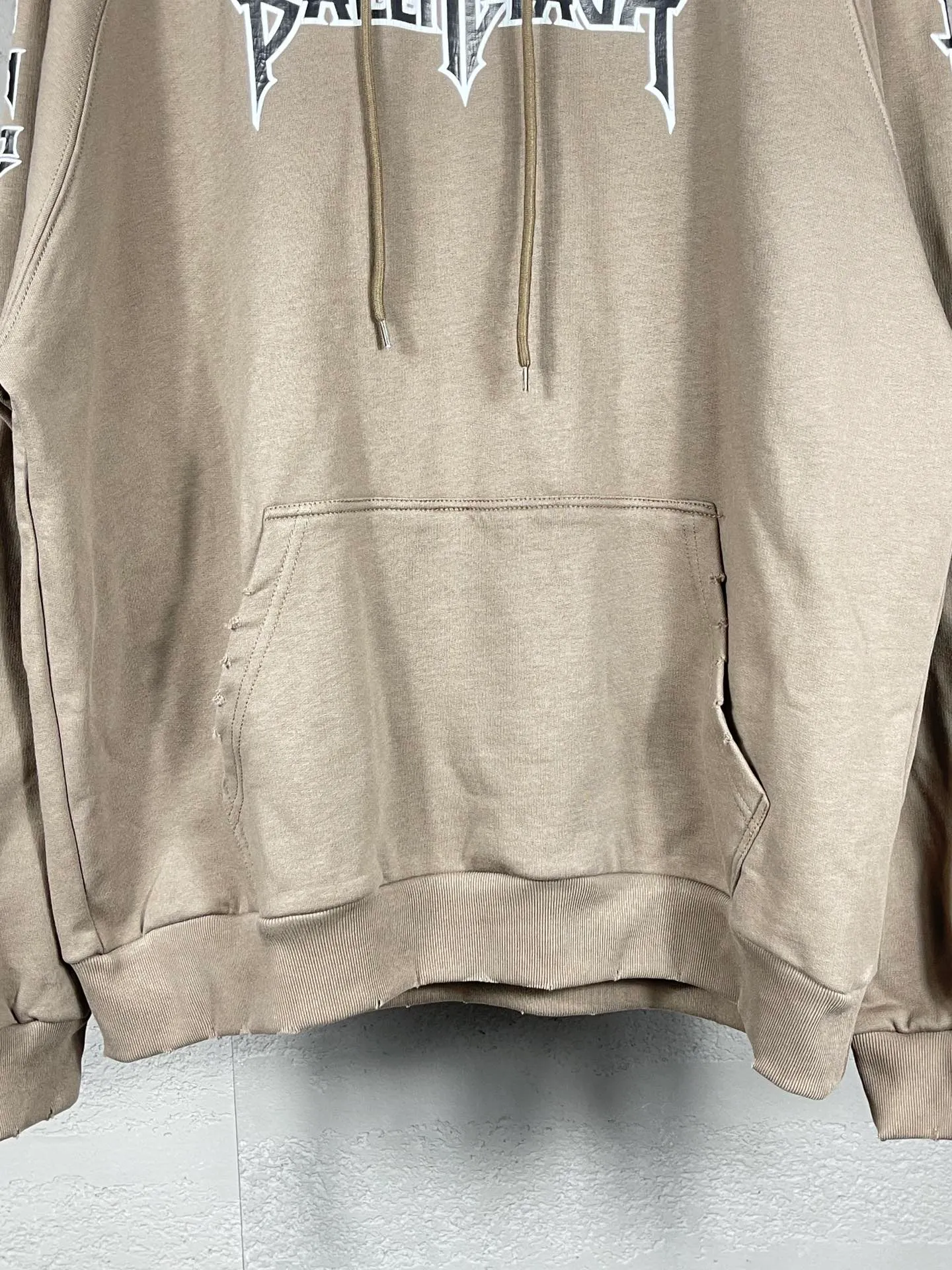 🅿️316 real photos [Top version. Official website quality] BALENCI*GA/Paris. Classic style. 23SS#BALENCI*GA# Ready-to-wear distressed. Hand-worn. Hand-painted, limited edition rock band printed hooded long-sleeved sweatshirt. Synchronized with brick cabinets in autumn and winter. The fabric is made of Paris ZP custom-woven and dyed cotton sweatshirt, with a net weight of 450 grams. The cloth surface is clean. The cloth pattern is clear, soft and comfortable. The threads are woven and dyed with no color difference. The classic letter LOGO uses precision stencils, imported environmentally friendly rubber paddles, and crackle printing, with a three-dimensional effect. The hem is hand-painted, restoring the brick cabinet, and the version adopts the OS loose shoulder style. Same style for men and women. Code: BL238057 Color: black, coffee, beige. Size: XS S M L