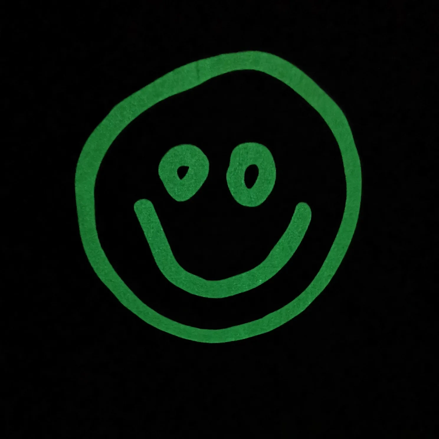 Top tested version BALENCIAGA fluorescent smiling face pure cotton loose-fitting trendy brand short sleeves for men and women couples. First of all, I would like to express my sincere blessings to all my partners through this single product. May all your wishes come true in 2022 and your smiles will always be on your face.  This print has a fluorescent effect, and the print is exposed to light or. The fluorescent effect will appear under the circumstances, and it will be more obvious at night, especially in the bar. It will definitely look like a handsome boy or girl! The printing process uses luminous offset printing. The fluorescent powder imported from Japan is added to the glue, which blends well with the glue and generates heat. When heated into water, it will not bubble or fall off. Original craftsmanship, ZP synchronization. The back printing adopts Japanese Tajima embroidery machine, which has high embroidery precision, no skipping and breakage, and cherry blossom thread guarantee. A full set of customized accessories, tags, washing, and packaging are consistent with the original ones. Color: black and white Size: XS-L P:250