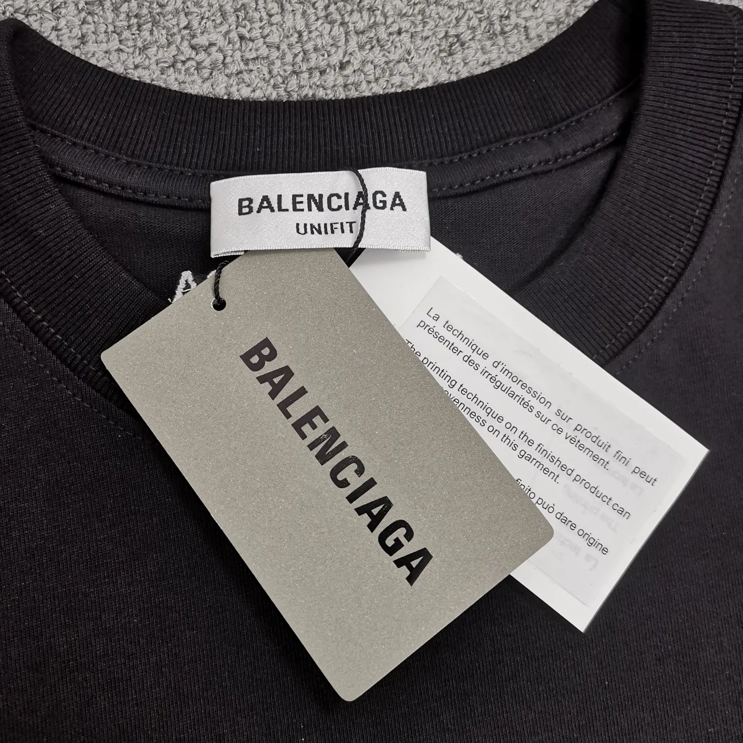 Top tested version BALENCIAGA fluorescent smiling face pure cotton loose-fitting trendy brand short sleeves for men and women couples. First of all, I would like to express my sincere blessings to all my partners through this single product. May all your wishes come true in 2022 and your smiles will always be on your face.  This print has a fluorescent effect, and the print is exposed to light or. The fluorescent effect will appear under the circumstances, and it will be more obvious at night, especially in the bar. It will definitely look like a handsome boy or girl! The printing process uses luminous offset printing. The fluorescent powder imported from Japan is added to the glue, which blends well with the glue and generates heat. When heated into water, it will not bubble or fall off. Original craftsmanship, ZP synchronization. The back printing adopts Japanese Tajima embroidery machine, which has high embroidery precision, no skipping and breakage, and cherry blossom thread guarantee. A full set of customized accessories, tags, washing, and packaging are consistent with the original ones. Color: black and white Size: XS-L P:250