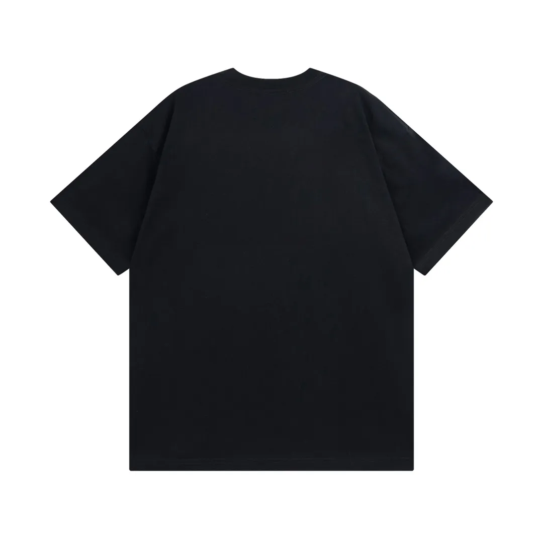 🅿️174 Detailed picture [Top version. Official website quality] BALENCI*GA/Paris joint Adidas front embroidered LOGO short-sleeved T-shirt# The fabric is made of Paris ZP custom-woven and dyed cotton double yarn. Weighing 260 grams, the cloth surface is clean. The cloth pattern is clear, soft and comfortable. The color fastness is good. It is not easy to change color. The threads are dyed with no color difference. The LOGO pattern letters are embroidered using imported embroidery machines, and the letters are three-dimensional and full. It is produced in Jubie market based on pictures, and comparisons are welcome. Restored brick cabinets. The version adopts OS loose shoulder version. Same style for men and women. Code: BL223059 Color: dark green, black, white Size: XS to L