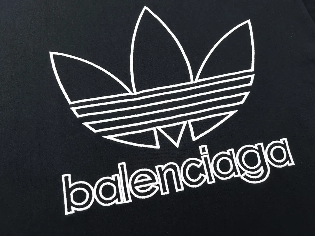 🅿️174 Detailed picture [Top version. Official website quality] BALENCI*GA/Paris joint Adidas front embroidered LOGO short-sleeved T-shirt# The fabric is made of Paris ZP custom-woven and dyed cotton double yarn. Weighing 260 grams, the cloth surface is clean. The cloth pattern is clear, soft and comfortable. The color fastness is good. It is not easy to change color. The threads are dyed with no color difference. The LOGO pattern letters are embroidered using imported embroidery machines, and the letters are three-dimensional and full. It is produced in Jubie market based on pictures, and comparisons are welcome. Restored brick cabinets. The version adopts OS loose shoulder version. Same style for men and women. Code: BL223059 Color: dark green, black, white Size: XS to L