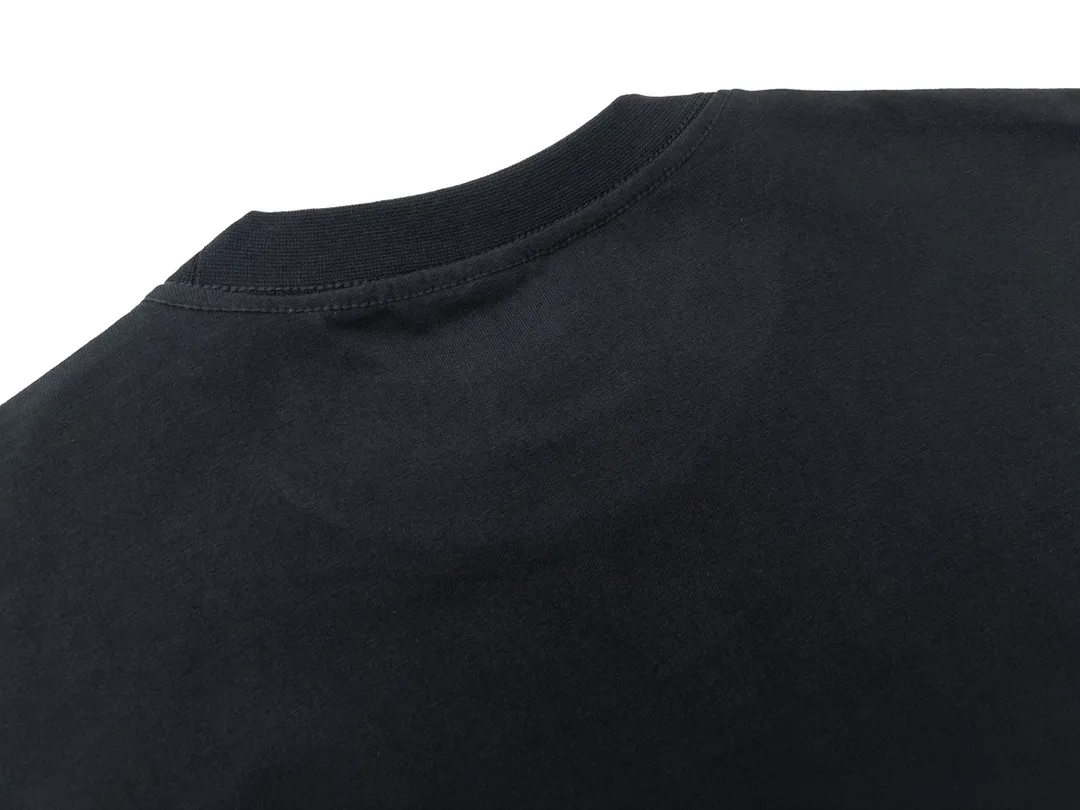 🅿️174 Detailed picture [Top version. Official website quality] BALENCI*GA/Paris joint Adidas front embroidered LOGO short-sleeved T-shirt# The fabric is made of Paris ZP custom-woven and dyed cotton double yarn. Weighing 260 grams, the cloth surface is clean. The cloth pattern is clear, soft and comfortable. The color fastness is good. It is not easy to change color. The threads are dyed with no color difference. The LOGO pattern letters are embroidered using imported embroidery machines, and the letters are three-dimensional and full. It is produced in Jubie market based on pictures, and comparisons are welcome. Restored brick cabinets. The version adopts OS loose shoulder version. Same style for men and women. Code: BL223059 Color: dark green, black, white Size: XS to L