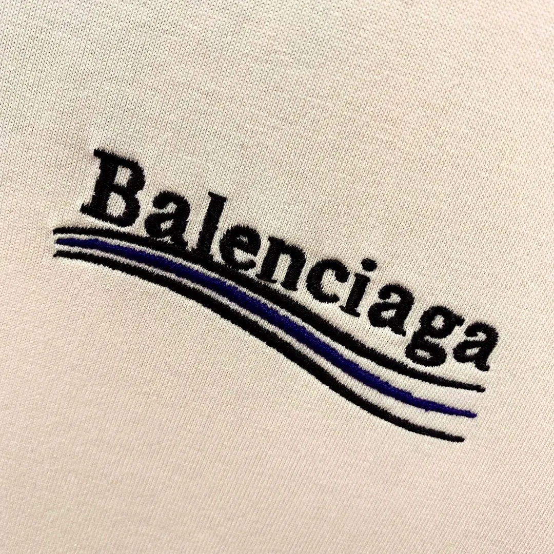 [New arrival] The top tested version of Balenciaga BALENCIAGA Cola Malone embroidery printed male and female couple star same style short-sleeved T-shirt in three colors, guaranteed to be the same as the original fabric, no color difference! Customized dyeing in a package! INS, Xiaohongshu’s popular style, classics that never fade away! The king of orders in Spain, the fried chicken is highly recommended! 32S 280g pure cotton double yarn fabric, comfortable and wide! Full of drape! The printing uses Tajima embroidery machine imported from Japan, which is known as the fighter among embroidery machines. The embroidery is meticulous, with no threads or skipped threads, the printing and embroidery are full and fine, and the letter spacing is consistent with ZP! Wearing it gives you full confidence and peace of mind! The labels and washes are all correct! On behalf of G at the same level! Consistent packaging at the counter!  Size: XS-L Color: Beige, taro purple, active gray, light hemp gray, beige P:260