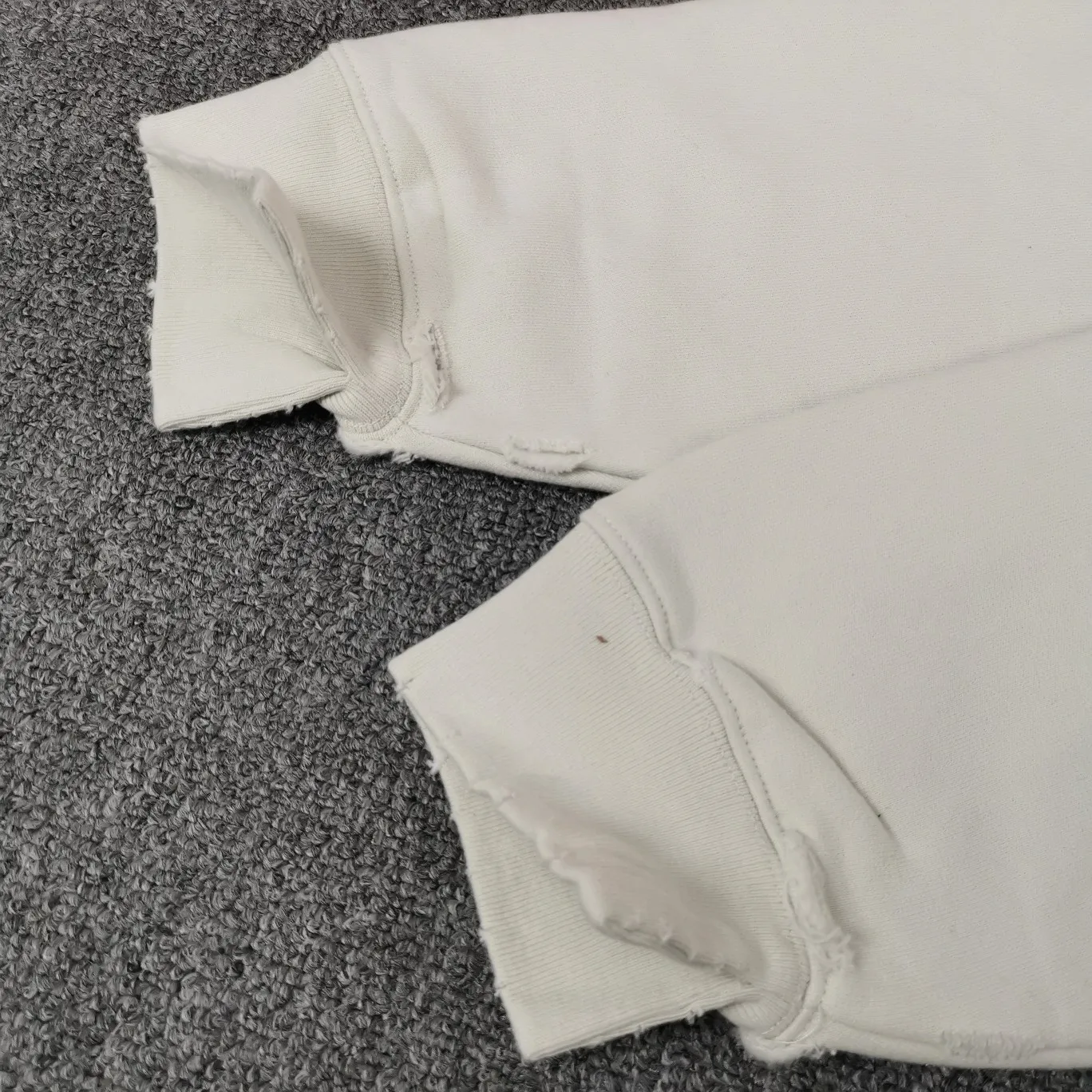 [Off the shelves, only accepting orders] The top-quality and verified version of BALENCIAGA Balenciaga signature lost stickers, the same autumn and winter pure cotton hoodie sweatshirt for male and female couples, HI MY NAME IS (), IF I AM LOST TAKE ME TO THE BALENCIAGA STORE. My name is (), if I'm lost please take me to the Balenciaga store. No matter where we go, we will never get lost! No matter how long we walk, we will eventually return to Balenciaga. A very interesting item. This single fabric is made of 520g custom-woven fleece fabric, which is full of drape. It uses the same materials as the original version and has the same weight and feel. The printing adopts screen printing technology, and proportional foaming powder is added to the glue. Repeat printing three times and dry at high temperature to make the printing firm, slightly convex and not easy to fall off or fade. Customized washed logo, main logo, hang tag, and hoodie, all consistent with the original version. This style is a regular style, with a hoodie, and the clothes are distressed (with holes and torn by clamps) Size: XS-L (can wear up to 230 pounds) Color: Fluorescent orange milky white P: 490