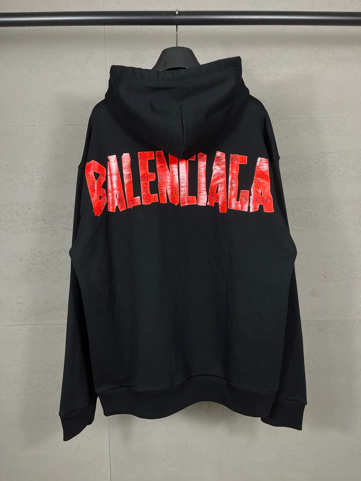 🅿️370 Detailed picture [Top version. Official website quality] BALENCI*GA/Paris. 25ss latest model. Masking tape pulp printed cardigan zipper hooded sweatshirt. The brick cabinets are synchronized. The fabric is made of Paris ZP custom-woven and dyed cotton sweatshirt. Weighing 460 grams, the cloth surface is clean. The cloth pattern is clear, soft and comfortable, and the threads are dyed with no color difference. The classic pattern is printed with environmentally friendly imported materials, and the tape pattern is glued. The letters are clear and the effect is three-dimensional. Restored brick cabinets. Different market currencies, welcome to compare. The version adopts OS loose shoulder design. The same style for men and women. Code: BL259902 Color: black, off-white Size: XS S M L