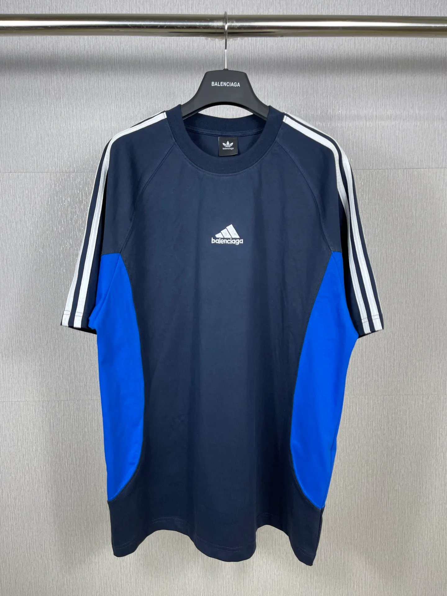 🅿️200 Real photos [Top version. Official website quality] BALENCI*GA/Paris co-branded Adidas Adidas clover three-stripe LOGO embroidered side contrasting short-sleeved T-shirt# The fabric is made of Paris ZP custom-woven and dyed cotton double yarn. Weighing 260 grams, the cloth surface is clean. The cloth pattern is clear, soft and comfortable. The threads are dyed with no color difference. The classic pattern embroidery uses imported embroidery, and the letters are clear, three-dimensional and without rough edges. Jubie market produces pictures based on pictures. Welcome to compare. The version adopts OS loose shoulder version. Same style for men and women. Code: BL223082 Color: black, white, navy size: XS to L
