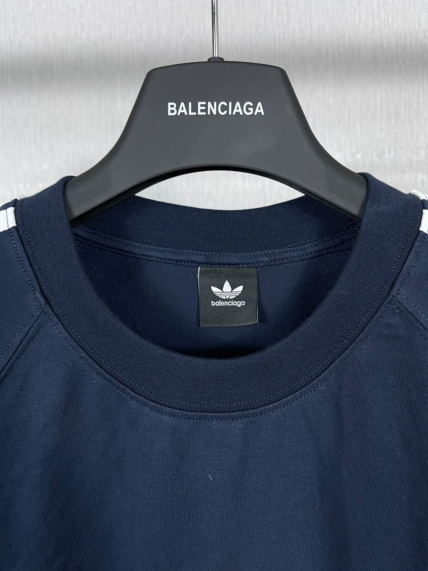 🅿️200 Real photos [Top version. Official website quality] BALENCI*GA/Paris co-branded Adidas Adidas clover three-stripe LOGO embroidered side contrasting short-sleeved T-shirt# The fabric is made of Paris ZP custom-woven and dyed cotton double yarn. Weighing 260 grams, the cloth surface is clean. The cloth pattern is clear, soft and comfortable. The threads are dyed with no color difference. The classic pattern embroidery uses imported embroidery, and the letters are clear, three-dimensional and without rough edges. Jubie market produces pictures based on pictures. Welcome to compare. The version adopts OS loose shoulder version. Same style for men and women. Code: BL223082 Color: black, white, navy size: XS to L