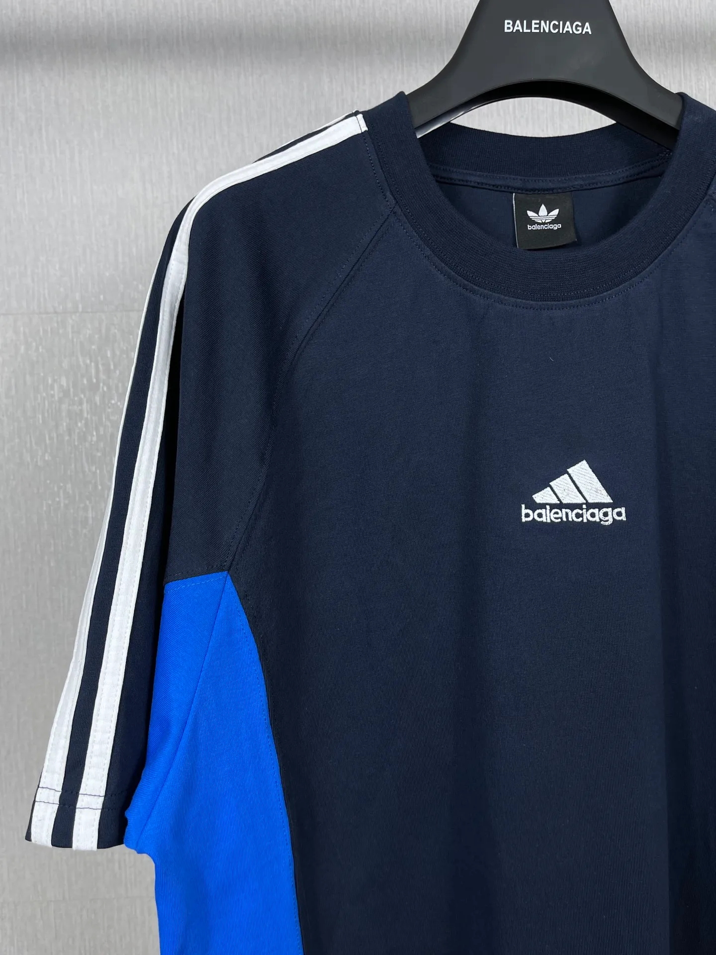 🅿️200 Real photos [Top version. Official website quality] BALENCI*GA/Paris co-branded Adidas Adidas clover three-stripe LOGO embroidered side contrasting short-sleeved T-shirt# The fabric is made of Paris ZP custom-woven and dyed cotton double yarn. Weighing 260 grams, the cloth surface is clean. The cloth pattern is clear, soft and comfortable. The threads are dyed with no color difference. The classic pattern embroidery uses imported embroidery, and the letters are clear, three-dimensional and without rough edges. Jubie market produces pictures based on pictures. Welcome to compare. The version adopts OS loose shoulder version. Same style for men and women. Code: BL223082 Color: black, white, navy size: XS to L