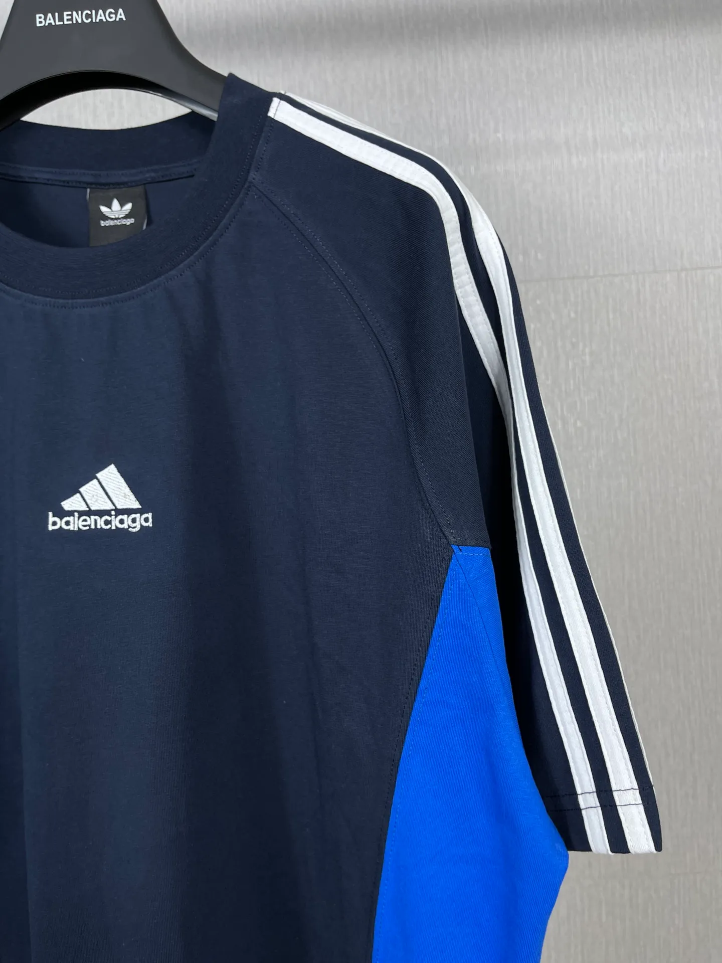 🅿️200 Real photos [Top version. Official website quality] BALENCI*GA/Paris co-branded Adidas Adidas clover three-stripe LOGO embroidered side contrasting short-sleeved T-shirt# The fabric is made of Paris ZP custom-woven and dyed cotton double yarn. Weighing 260 grams, the cloth surface is clean. The cloth pattern is clear, soft and comfortable. The threads are dyed with no color difference. The classic pattern embroidery uses imported embroidery, and the letters are clear, three-dimensional and without rough edges. Jubie market produces pictures based on pictures. Welcome to compare. The version adopts OS loose shoulder version. Same style for men and women. Code: BL223082 Color: black, white, navy size: XS to L
