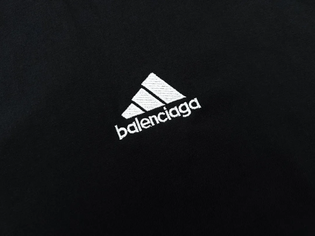 🅿️200 Detailed picture [Top version. Official website quality] BALENCI*GA/Paris co-branded Adidas Adidas clover three-stripe LOGO embroidered side contrast short-sleeved T-shirt# The fabric is made of Paris ZP custom-woven and dyed cotton double yarn. Weighing 260 grams, the cloth surface is clean. The cloth pattern is clear, soft and comfortable. The threads are dyed with no color difference. The classic pattern embroidery uses imported embroidery, and the letters are clear, three-dimensional and without rough edges. Jubie market produces pictures based on pictures. Welcome to compare. The version adopts OS loose shoulder version. Same style for men and women. Code: BL223082 Color: black, white, navy size: XS to L