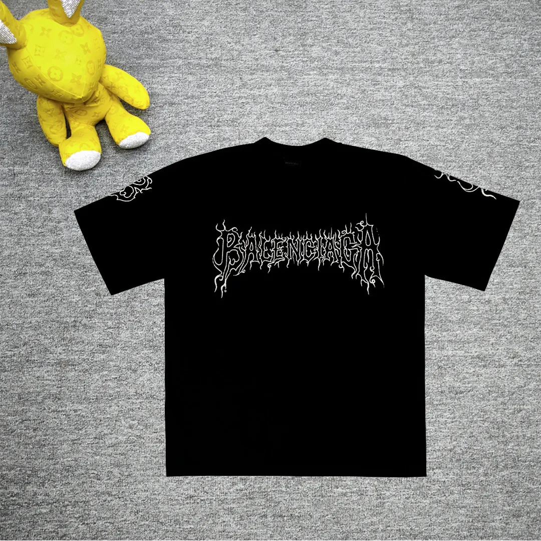 [New] Top version BALENCIAGA Paris new flame B letter LOGO destruction printed short-sleeved T-shirt The front and rear platens are hand-printed, precision mesh is used to make the stencil, imported environmentally friendly slurry is scraped, and the letters are clearly restored. The spacing between letters is all the same as the original version. The font size is consistent with the original version. The comparison code number ratio is increased and enlarged. The letters are strictly aligned to highly restore the spacing ratio and three-dimensional sense. The printing has no burrs. Basically, the color difference is minimized to be infinitely close. The printing has transparent bottom lines and no burrs. The yarn is made of Made of 18SJC and imported oil-proof treated thread, there will be no oil stains. The car is imported from Silver Sword with a knife, which does not eat the cloth or leave any cloth. The sewing machine needle uses a No. 9 round-head needle, which does not puncture or break the fibers of the fabric. The density of the thread is 3CM/14 needles, which is tight and not loose or sparse. The double-layer stitching of the back collar is firm and tight. The double chain of the shoulder is routed. The hem is tightened tightly. The fabric is full of drape and consistent with the pattern. The fabric is made of 280g double-ply double-yarn plain cotton fabric, which has full drape and smooth hand feel. Complete color matching from dyeing to craftsmanship, customized accessories with three standards. The front and rear left and right cuffs are made of imported Kornit direct-injection color-printing technology. The os dropped shoulders are loose and the same style for men and women! ! Size: XS-L Color: Black Yellow P:280