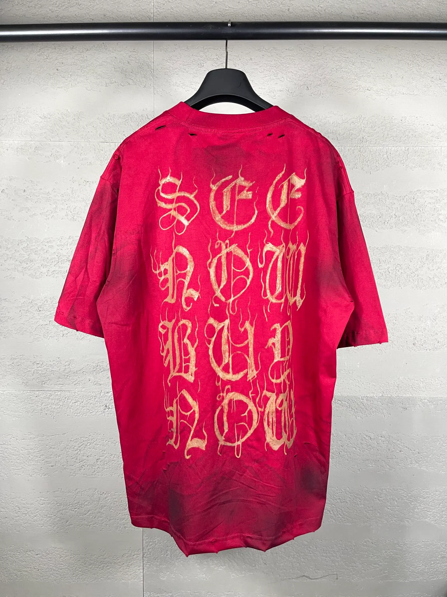 🅿️26 real photos [Top version. Official website quality] BALENCI*GA/Paris. 2024 latest Sanskrit letters LOGO hand-painted worn distressed short-sleeved T-shirt. Brick cabinet synchronization. ⚠️Difference in market currency. YB development. Color system is black and blue. Worn. Hand-painted consistent with ZP,‼ ️The fabric is made of Paris ZP custom-woven and dyed 100% double yarn compact cotton. The weight is 260 grams. The cloth surface is clean. The cloth pattern is clear, soft and comfortable. The threads are dyed with no color difference. Ready-made garments are hand-painted, worn, and distressed, with heavy craftsmanship. Comparisons welcome. The version adopts OS loose shoulder design. Same style for men and women. Code: BL223203 Color: red. Gray blue Size: XS to L