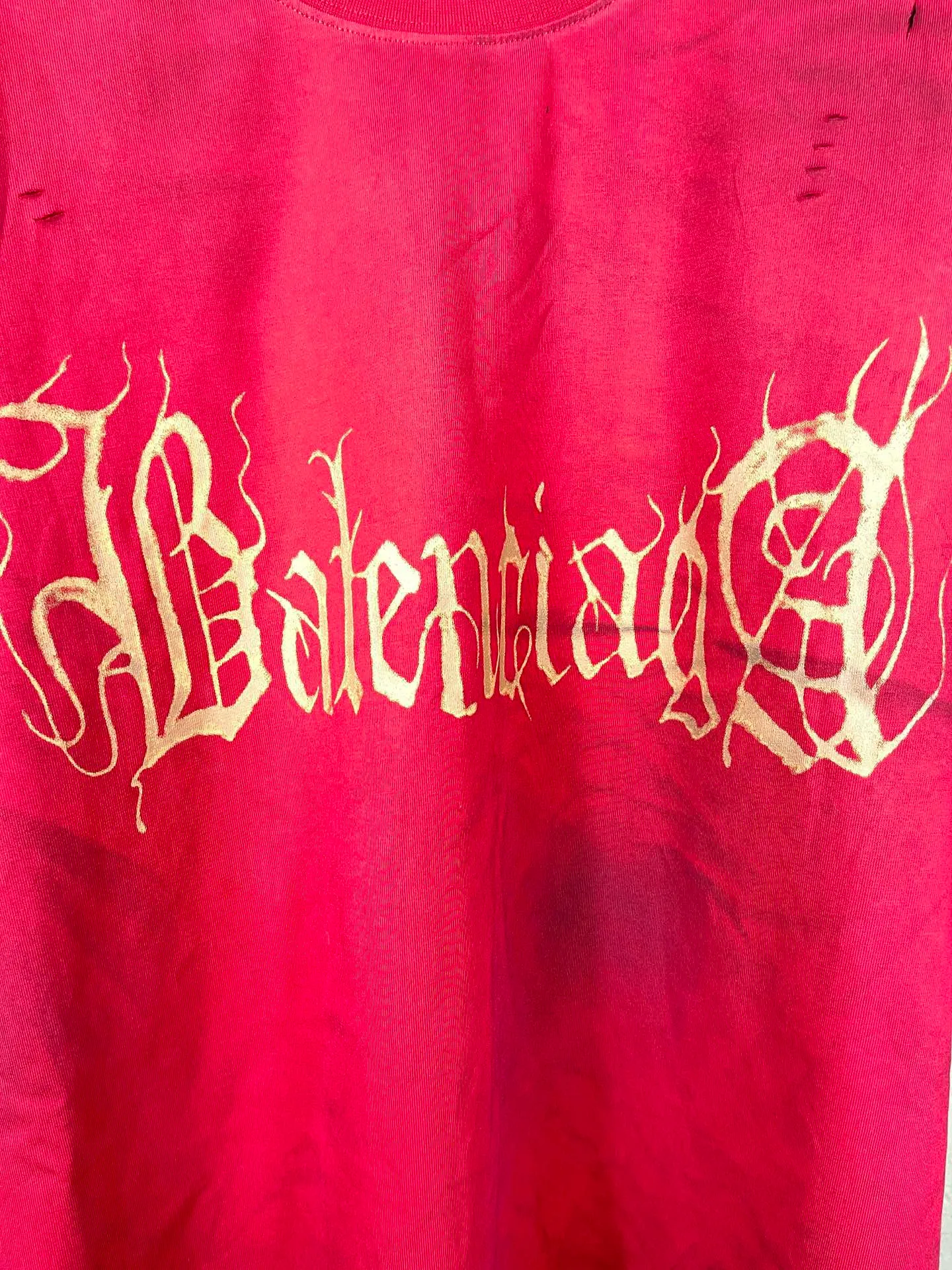 🅿️26 real photos [Top version. Official website quality] BALENCI*GA/Paris. 2024 latest Sanskrit letters LOGO hand-painted worn distressed short-sleeved T-shirt. Brick cabinet synchronization. ⚠️Difference in market currency. YB development. Color system is black and blue. Worn. Hand-painted consistent with ZP,‼ ️The fabric is made of Paris ZP custom-woven and dyed 100% double yarn compact cotton. The weight is 260 grams. The cloth surface is clean. The cloth pattern is clear, soft and comfortable. The threads are dyed with no color difference. Ready-made garments are hand-painted, worn, and distressed, with heavy craftsmanship. Comparisons welcome. The version adopts OS loose shoulder design. Same style for men and women. Code: BL223203 Color: red. Gray blue Size: XS to L