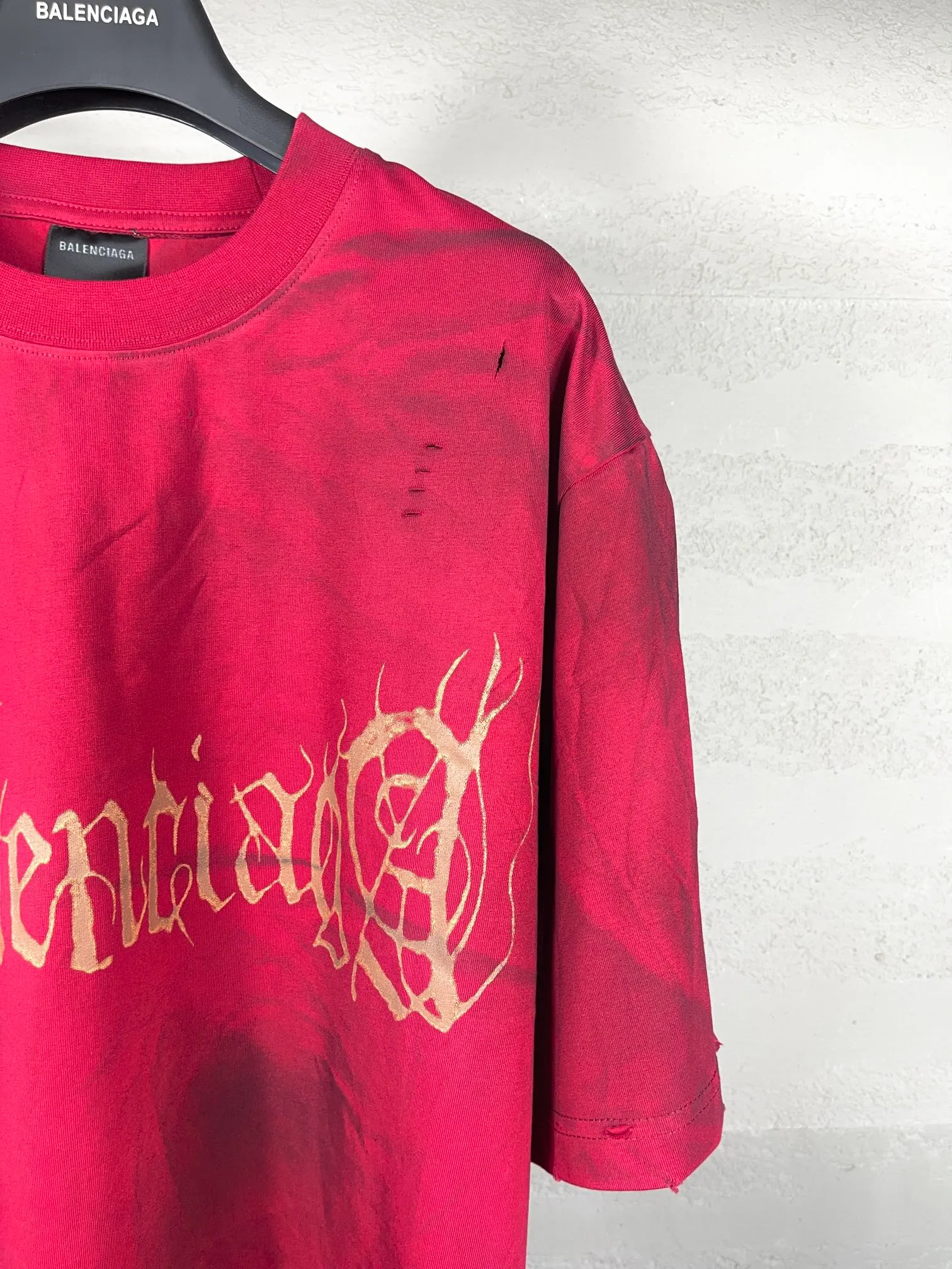 🅿️26 real photos [Top version. Official website quality] BALENCI*GA/Paris. 2024 latest Sanskrit letters LOGO hand-painted worn distressed short-sleeved T-shirt. Brick cabinet synchronization. ⚠️Difference in market currency. YB development. Color system is black and blue. Worn. Hand-painted consistent with ZP,‼ ️The fabric is made of Paris ZP custom-woven and dyed 100% double yarn compact cotton. The weight is 260 grams. The cloth surface is clean. The cloth pattern is clear, soft and comfortable. The threads are dyed with no color difference. Ready-made garments are hand-painted, worn, and distressed, with heavy craftsmanship. Comparisons welcome. The version adopts OS loose shoulder design. Same style for men and women. Code: BL223203 Color: red. Gray blue Size: XS to L