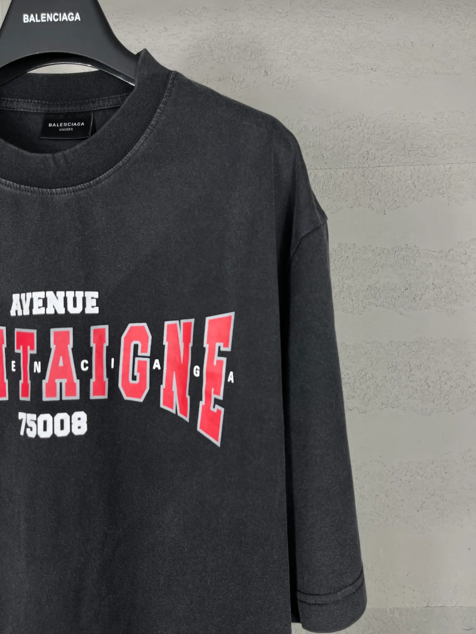 🅿️190 real photos [Top version. Official website quality] BALENCI*GA/Paris. 2024 new model. Montaigne art print on the front, washed and distressed short-sleeved T-shirt. Brick cabinet synchronization. Genuine product developed at the first time, please print and compare! The fabric is made of Paris ZP custom-woven and dyed cotton double yarn. Weighing 260 grams, the cloth surface is clean. The cloth pattern is clear, soft and comfortable. The threads are dyed with no color difference. The printing is made of environmentally friendly imported materials. The letters are clear and the effect is three-dimensional. The entire garment is washed and distressed. The version adopts OS loose shoulder design. Same style for men and women. Code: BL223360. Color: washed black. Size: XS. S. M. L.