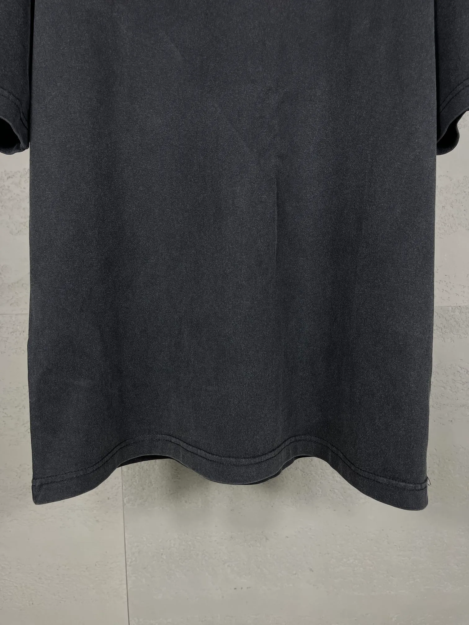 🅿️190 real photos [Top version. Official website quality] BALENCI*GA/Paris. 2024 new model. Montaigne art print on the front, washed and distressed short-sleeved T-shirt. Brick cabinet synchronization. Genuine product developed at the first time, please print and compare! The fabric is made of Paris ZP custom-woven and dyed cotton double yarn. Weighing 260 grams, the cloth surface is clean. The cloth pattern is clear, soft and comfortable. The threads are dyed with no color difference. The printing is made of environmentally friendly imported materials. The letters are clear and the effect is three-dimensional. The entire garment is washed and distressed. The version adopts OS loose shoulder design. Same style for men and women. Code: BL223360. Color: washed black. Size: XS. S. M. L.