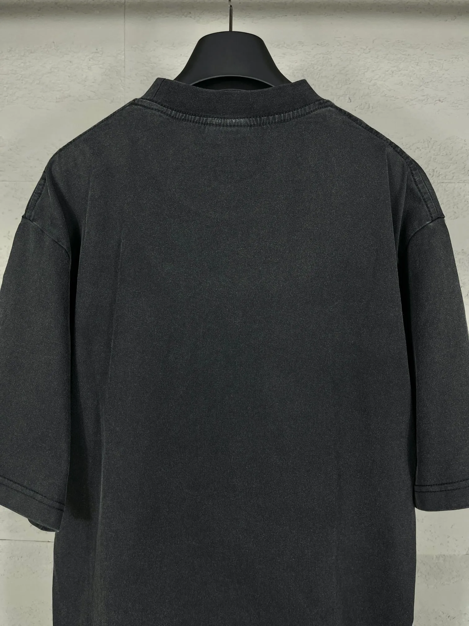🅿️190 real photos [Top version. Official website quality] BALENCI*GA/Paris. 2024 new model. Montaigne art print on the front, washed and distressed short-sleeved T-shirt. Brick cabinet synchronization. Genuine product developed at the first time, please print and compare! The fabric is made of Paris ZP custom-woven and dyed cotton double yarn. Weighing 260 grams, the cloth surface is clean. The cloth pattern is clear, soft and comfortable. The threads are dyed with no color difference. The printing is made of environmentally friendly imported materials. The letters are clear and the effect is three-dimensional. The entire garment is washed and distressed. The version adopts OS loose shoulder design. Same style for men and women. Code: BL223360. Color: washed black. Size: XS. S. M. L.