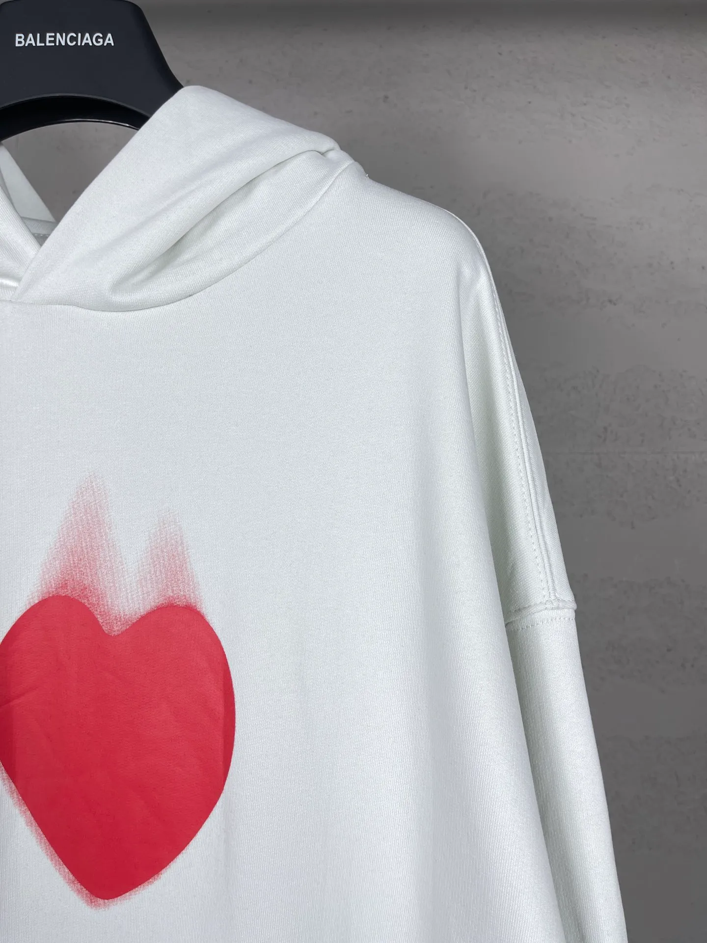 🅿️310 real photos [Top version. Official website quality] BALENCI*GA/Paris BALENCI*GA#Valentine's Day. Limited to the latest model, 520 love printed ribbed embroidery LOGO hooded sweatshirt on the back. Brick cabinet synchronization. The fabric is made of Paris ZP custom-woven and dyed 100% cotton double-yarn large sweatshirt. The weight is 450 grams. The cloth surface is clean. The cloth texture is clear. Soft and comfortable. The color fastness is good. It is not easy to change color. The threads are woven and dyed with no color difference. The printing is done by computer direct printing, with ribbed embroidery on the back for a three-dimensional effect. The version adopts OS loose shoulder style. Same style for men and women. Code: BL238028 Color: washed black, off-white. Size: XS S M L