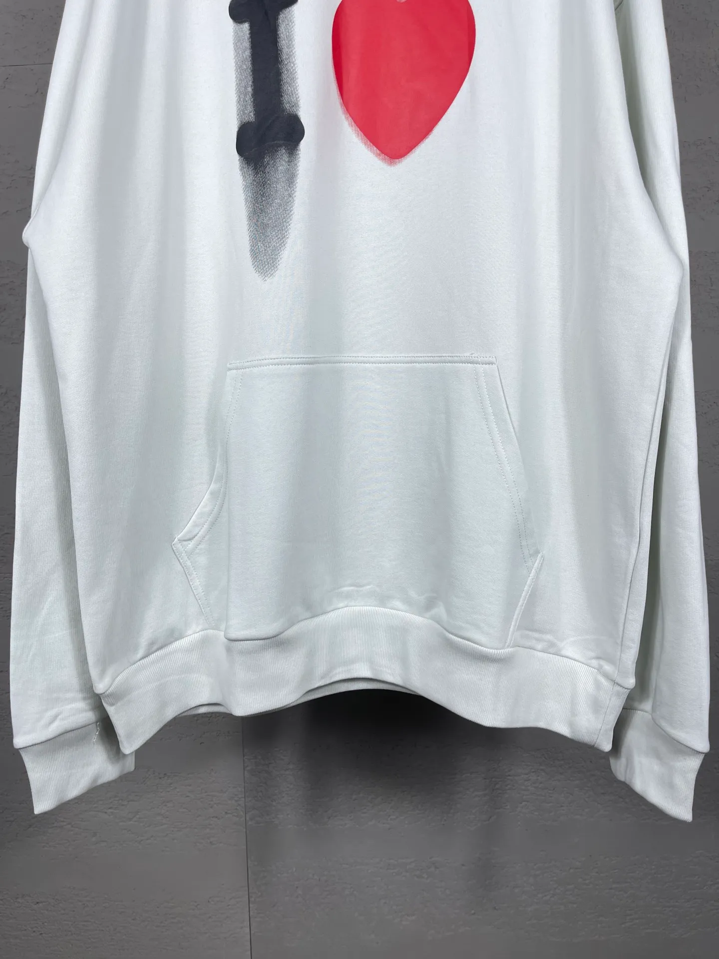 🅿️310 real photos [Top version. Official website quality] BALENCI*GA/Paris BALENCI*GA#Valentine's Day. Limited to the latest model, 520 love printed ribbed embroidery LOGO hooded sweatshirt on the back. Brick cabinet synchronization. The fabric is made of Paris ZP custom-woven and dyed 100% cotton double-yarn large sweatshirt. The weight is 450 grams. The cloth surface is clean. The cloth texture is clear. Soft and comfortable. The color fastness is good. It is not easy to change color. The threads are woven and dyed with no color difference. The printing is done by computer direct printing, with ribbed embroidery on the back for a three-dimensional effect. The version adopts OS loose shoulder style. Same style for men and women. Code: BL238028 Color: washed black, off-white. Size: XS S M L