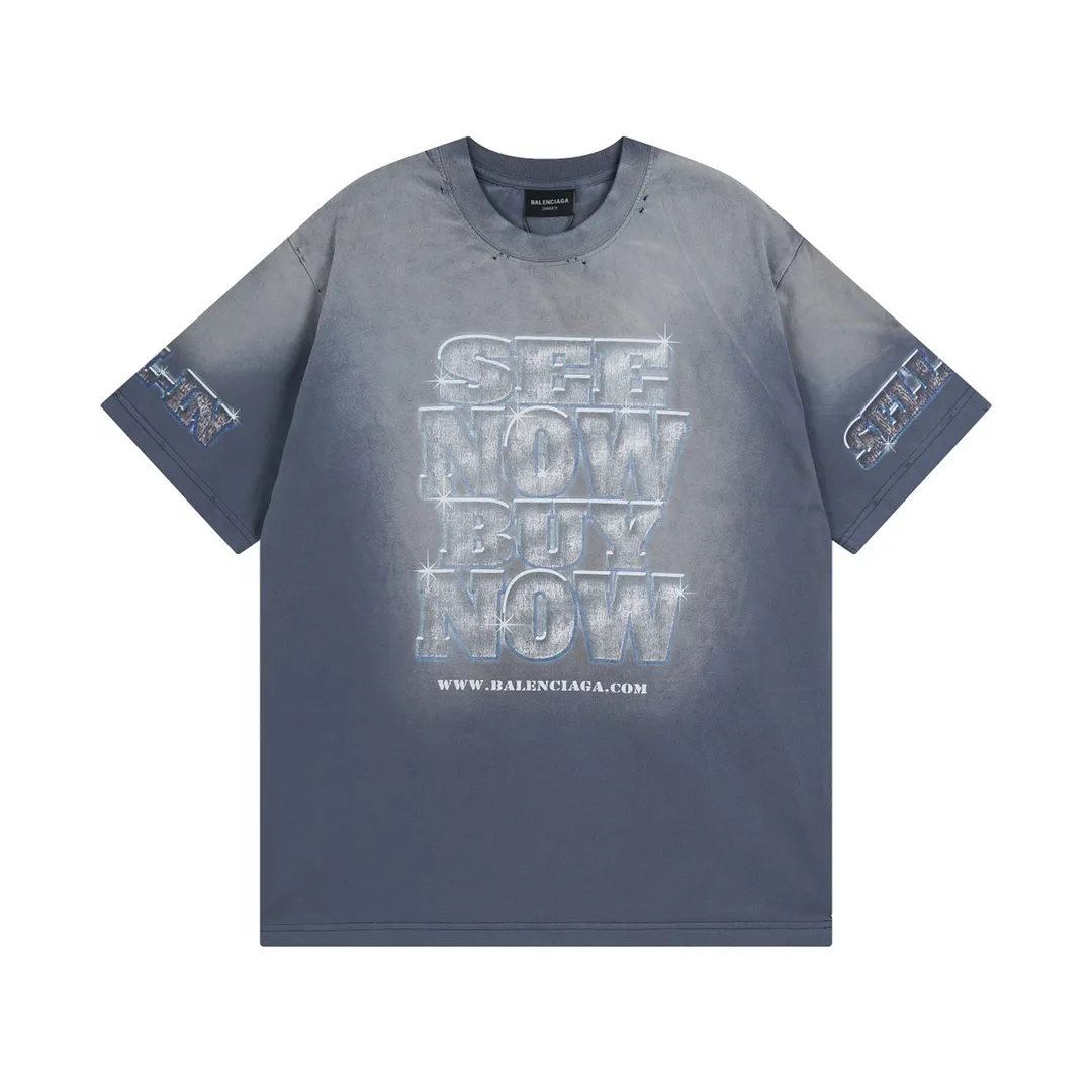 🅿️210 Detailed pictures [Top version. Official website quality] BALENCI*GA/Paris. 2024. SEENOWBUYNOW new model. Big LOGO diamonds on the front, back, left and right sleeves. Direct-printed washed T-shirt, brick cabinet synchronization. Genuine product developed at the first time, welcome to compare! The fabric is made of Paris ZP custom-woven and dyed cotton double yarn. Weighing 260 grams, the cloth surface is clean. The cloth pattern is clear, soft and comfortable. The threads are dyed with no color difference. The classic LOGO is printed using imported machine-made white ink direct printing. The letters are clear and the effect is three-dimensional. Restore the brick cabinet. Different market currency, welcome to compare, the version adopts OS loose shoulder version. Same style for men and women Coding: BL223339 Color: Washed blue Size: XS to L