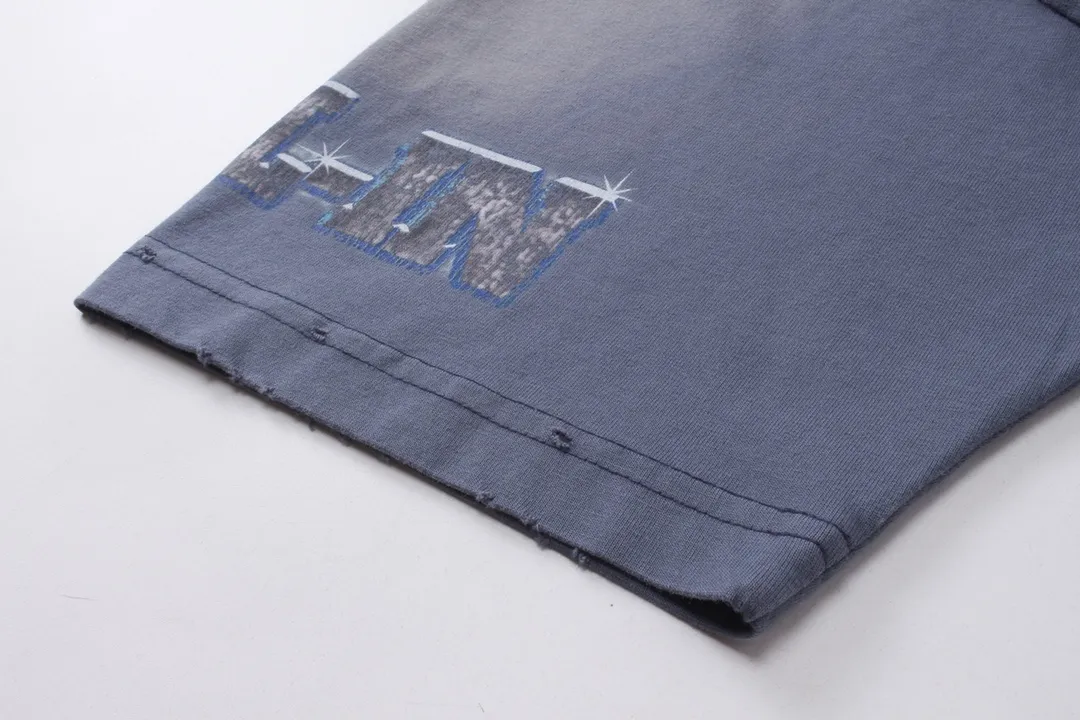🅿️210 Detailed pictures [Top version. Official website quality] BALENCI*GA/Paris. 2024. SEENOWBUYNOW new model. Big LOGO diamonds on the front, back, left and right sleeves. Direct-printed washed T-shirt, brick cabinet synchronization. Genuine product developed at the first time, welcome to compare! The fabric is made of Paris ZP custom-woven and dyed cotton double yarn. Weighing 260 grams, the cloth surface is clean. The cloth pattern is clear, soft and comfortable. The threads are dyed with no color difference. The classic LOGO is printed using imported machine-made white ink direct printing. The letters are clear and the effect is three-dimensional. Restore the brick cabinet. Different market currency, welcome to compare, the version adopts OS loose shoulder version. Same style for men and women Coding: BL223339 Color: Washed blue Size: XS to L