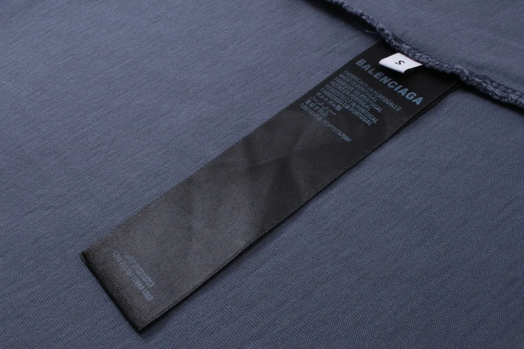 🅿️210 Detailed pictures [Top version. Official website quality] BALENCI*GA/Paris. 2024. SEENOWBUYNOW new model. Big LOGO diamonds on the front, back, left and right sleeves. Direct-printed washed T-shirt, brick cabinet synchronization. Genuine product developed at the first time, welcome to compare! The fabric is made of Paris ZP custom-woven and dyed cotton double yarn. Weighing 260 grams, the cloth surface is clean. The cloth pattern is clear, soft and comfortable. The threads are dyed with no color difference. The classic LOGO is printed using imported machine-made white ink direct printing. The letters are clear and the effect is three-dimensional. Restore the brick cabinet. Different market currency, welcome to compare, the version adopts OS loose shoulder version. Same style for men and women Coding: BL223339 Color: Washed blue Size: XS to L