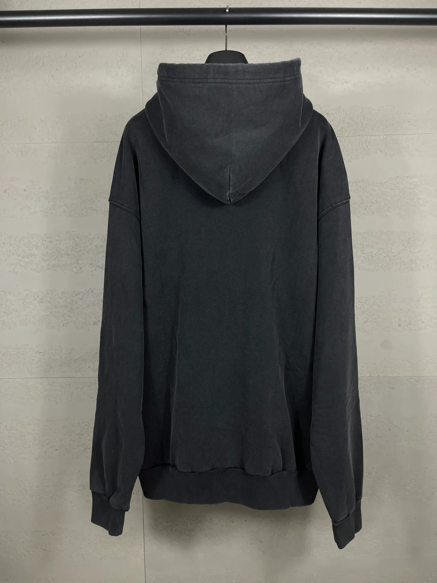 🅿️320 real photos [Top version. Official website quality] BALENCI*GA/Paris.SS25 latest model, Paris new LOGO two-color blur printed washed and distressed hooded sweatshirt. Brick cabinets are synchronized. Genuine products are developed at the first time. Welcome to compare! The fabric is made of Paris ZP custom-woven and dyed cotton sweatshirt. Weighing 460 grams, the cloth surface is clean. The cloth pattern is clear, soft and comfortable. The threads are dyed with no color difference. The printing uses environmentally friendly imported rubber paddles. The letters are clear and the effect is three-dimensional. Garment wash. The version adopts OS loose shoulder design. Same style for men and women. Code: BL259976 Color: washed black Size: XS S M L