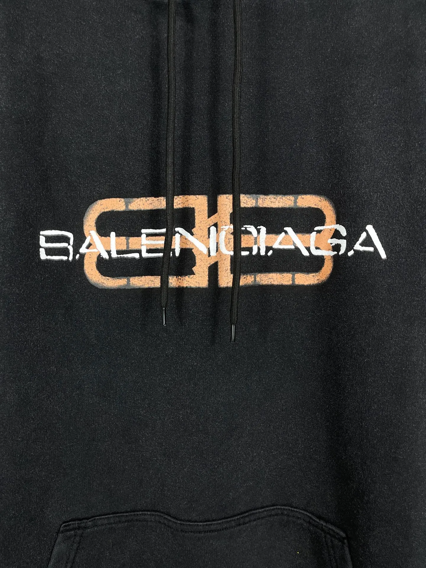 🅿️320 real photos [Top version. Official website quality] BALENCI*GA/Paris.SS25 latest model, Paris new LOGO two-color blur printed washed and distressed hooded sweatshirt. Brick cabinets are synchronized. Genuine products are developed at the first time. Welcome to compare! The fabric is made of Paris ZP custom-woven and dyed cotton sweatshirt. Weighing 460 grams, the cloth surface is clean. The cloth pattern is clear, soft and comfortable. The threads are dyed with no color difference. The printing uses environmentally friendly imported rubber paddles. The letters are clear and the effect is three-dimensional. Garment wash. The version adopts OS loose shoulder design. Same style for men and women. Code: BL259976 Color: washed black Size: XS S M L
