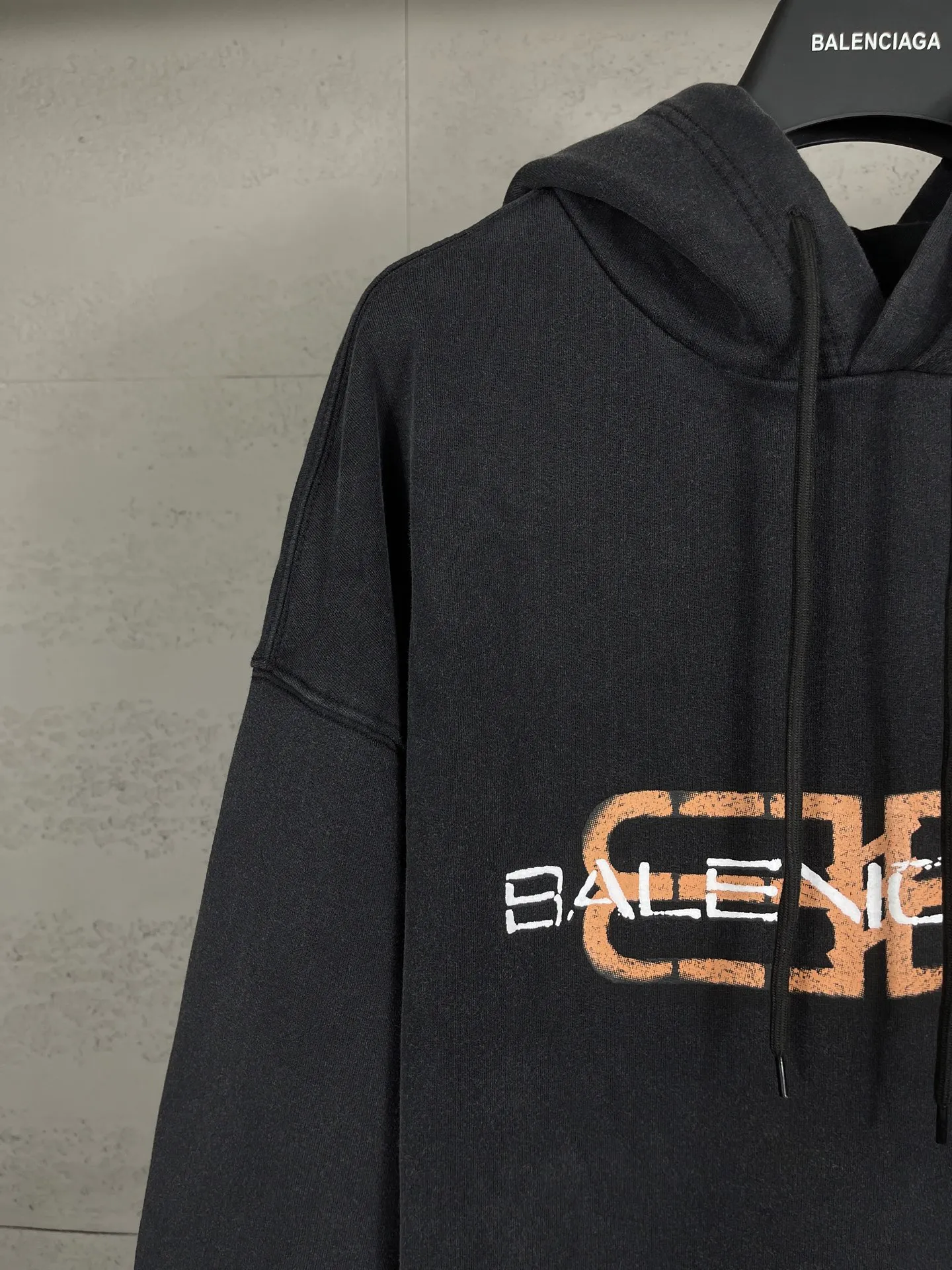 🅿️320 real photos [Top version. Official website quality] BALENCI*GA/Paris.SS25 latest model, Paris new LOGO two-color blur printed washed and distressed hooded sweatshirt. Brick cabinets are synchronized. Genuine products are developed at the first time. Welcome to compare! The fabric is made of Paris ZP custom-woven and dyed cotton sweatshirt. Weighing 460 grams, the cloth surface is clean. The cloth pattern is clear, soft and comfortable. The threads are dyed with no color difference. The printing uses environmentally friendly imported rubber paddles. The letters are clear and the effect is three-dimensional. Garment wash. The version adopts OS loose shoulder design. Same style for men and women. Code: BL259976 Color: washed black Size: XS S M L