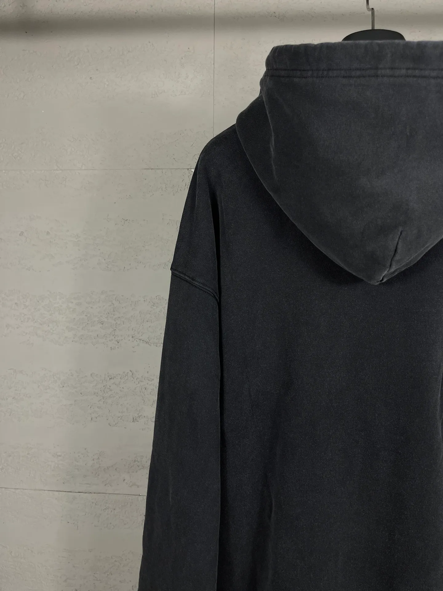 🅿️320 real photos [Top version. Official website quality] BALENCI*GA/Paris.SS25 latest model, Paris new LOGO two-color blur printed washed and distressed hooded sweatshirt. Brick cabinets are synchronized. Genuine products are developed at the first time. Welcome to compare! The fabric is made of Paris ZP custom-woven and dyed cotton sweatshirt. Weighing 460 grams, the cloth surface is clean. The cloth pattern is clear, soft and comfortable. The threads are dyed with no color difference. The printing uses environmentally friendly imported rubber paddles. The letters are clear and the effect is three-dimensional. Garment wash. The version adopts OS loose shoulder design. Same style for men and women. Code: BL259976 Color: washed black Size: XS S M L