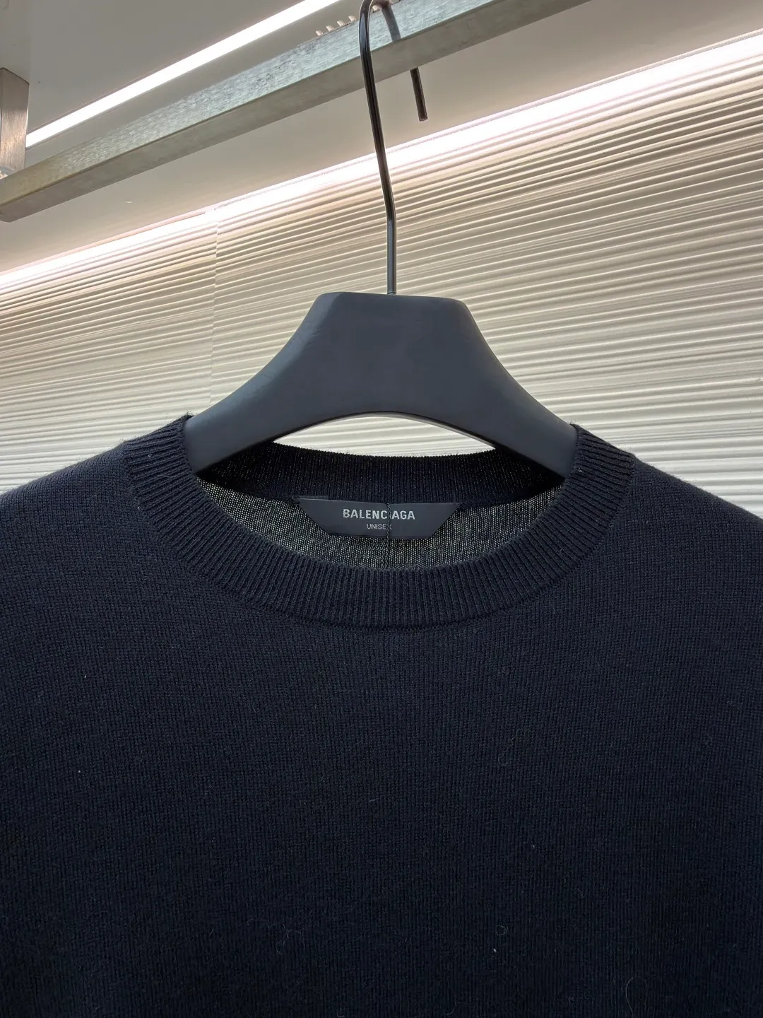 Balenciaga wool blended nameplate crew neck sweater ●Original version: Purchased and developed by 10483 ●Item number: 1681162-A45 ●Fabric: wool blended fabric ●Technology: knitting ●Color: black ●Version: fitted version ●Weight: about 405 grams ●Size: XS-S-M ●Description: High-quality merino wool is selected to provide warmth, softness and elasticity, and mixed with a specific proportion of cashmere to enhance the ultimate skin-friendly touch and luster. In addition, a small amount of synthetic fibers may be added to enhance the durability, anti-wrinkle ability of the sweater and stabilize the silhouette to ensure that the OS version is not easily deformed. Made with a high-needle-count precision knitting machine, the fabric surface is fine and even, and the density is tight, which not only ensures warmth, but also gives the item a high-end texture. This process requires extremely high yarn strength and uniformity. The pattern is carefully calculated and is an architectural, asymmetrical silhouette. The shoulder line is deliberately pulled down, beyond the natural shoulder position, creating a lazy and powerful posture. The depth of the armholes and the ratio of body width to length have been repeatedly considered to ensure that the structure can be kept neat and bloated while showing a loose and flowing drape. Custom molded hardware nameplates, fonts, edge grinding, and surface treatment and aging polishing have all been sampled countless times to achieve the best visual effect and touch. It perfectly embodies the "everyday high fashion" concept advocated by creative director Demna. A basic sweater is transformed into a fashion piece full of attitude and contemporaryity through proportion, top-quality materials and iconic details. It is both suitable for everyday wear and stands out for its strong brand recognition and design. The overall wiring is straight and delicate, the fabric is comfortable and soft, and the color is consistent without color difference. It can be matched with the same style to create a fashionable look and control various occasions. Customized accessories, complete with three standards, same style for men and women!