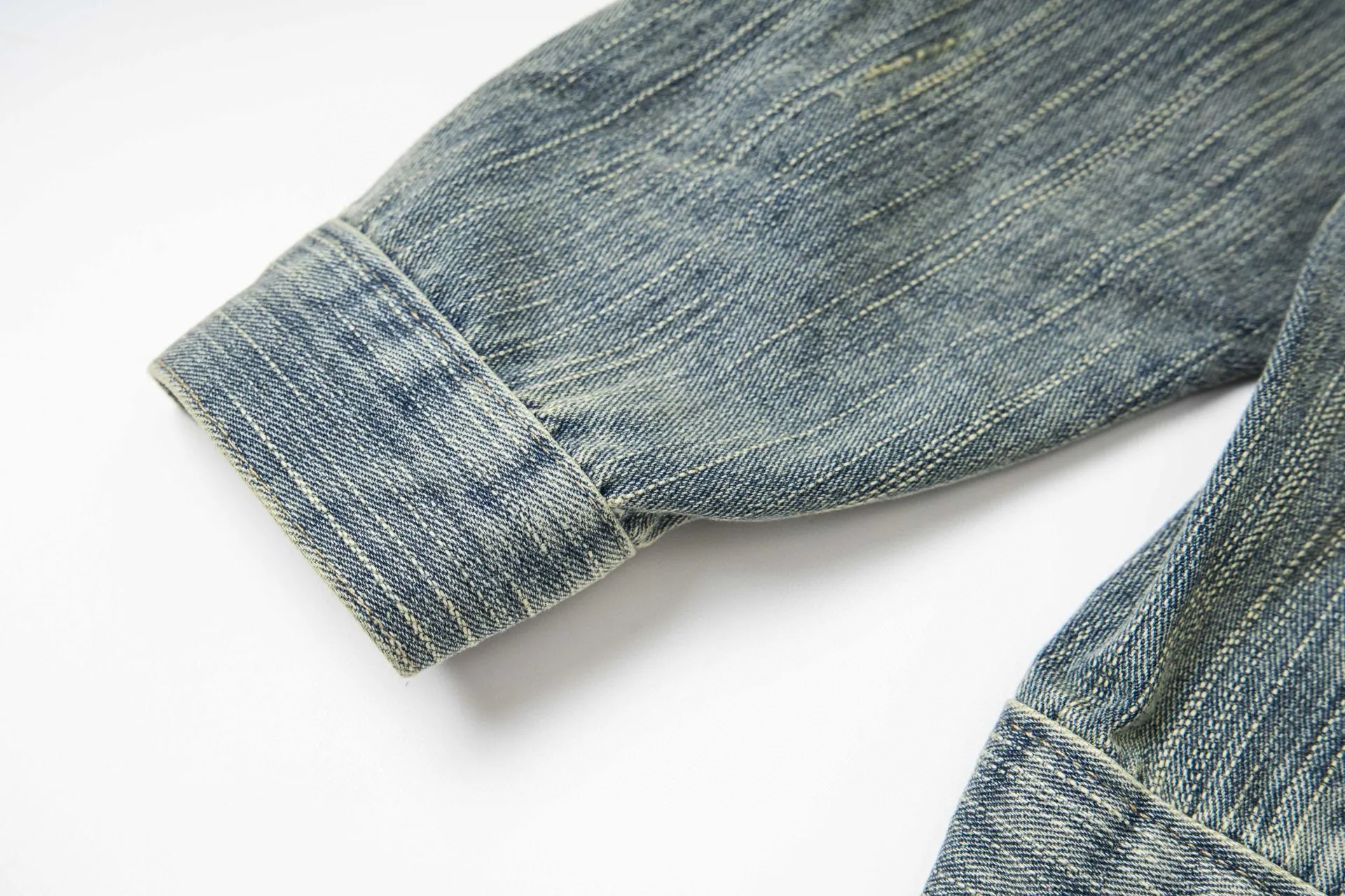 🅿️280 New model number: B154 Balenciaga washed distressed back denim jacket with rhinestone lettering logo 1️⃣Using high-quality denim fabric washing process, the upper body is soft, comfortable and extremely delicate after washing. It feels solid, smooth and soft. The fabric has the characteristics of being wrinkle-free and has an invincible feel. The details are perfectly handled! 2️⃣It is very youthful and energetic, and can be easily worn by both men and women. It is very in line with the fashion aesthetic concepts of today's young people! 3️⃣ A full set of customized accessories, complete with three standards, same style for men and women, a must-have style for couples. Color: Denim Blue Size: S, M, L, XL