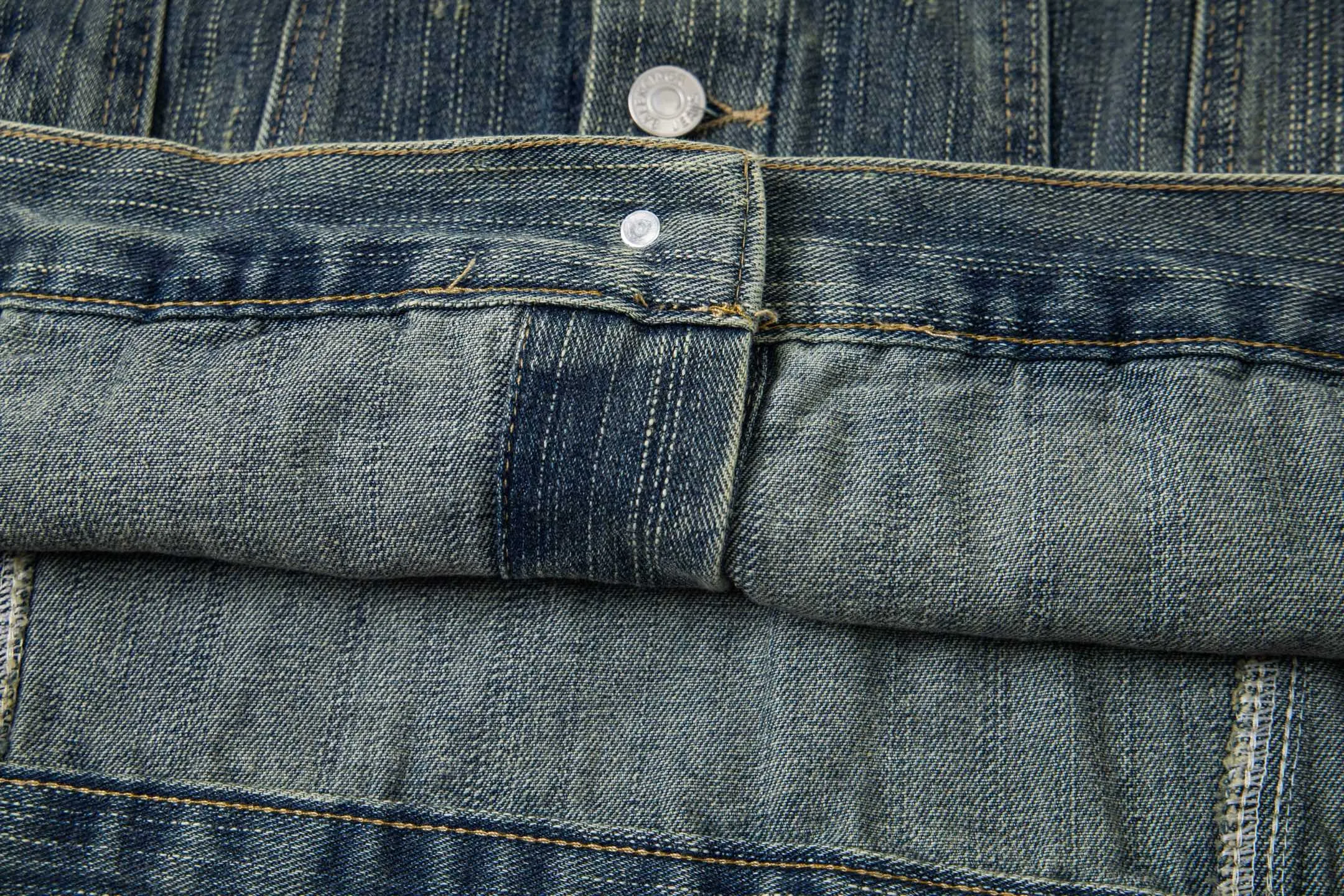 🅿️280 New model number: B154 Balenciaga washed distressed back denim jacket with rhinestone lettering logo 1️⃣Using high-quality denim fabric washing process, the upper body is soft, comfortable and extremely delicate after washing. It feels solid, smooth and soft. The fabric has the characteristics of being wrinkle-free and has an invincible feel. The details are perfectly handled! 2️⃣It is very youthful and energetic, and can be easily worn by both men and women. It is very in line with the fashion aesthetic concepts of today's young people! 3️⃣ A full set of customized accessories, complete with three standards, same style for men and women, a must-have style for couples. Color: Denim Blue Size: S, M, L, XL
