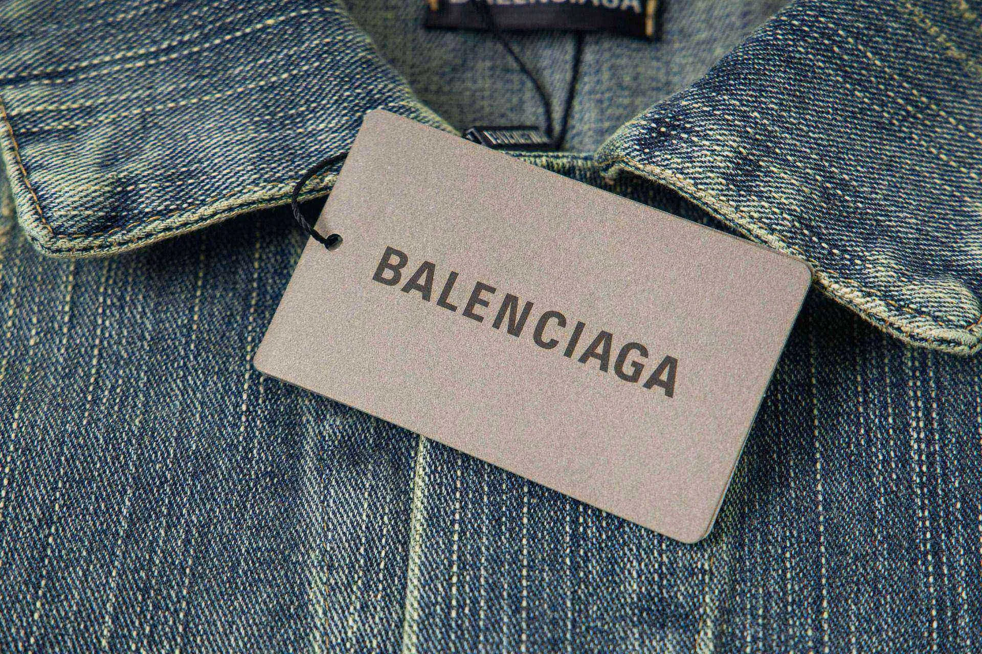 🅿️280 New model number: B154 Balenciaga washed distressed back denim jacket with rhinestone lettering logo 1️⃣Using high-quality denim fabric washing process, the upper body is soft, comfortable and extremely delicate after washing. It feels solid, smooth and soft. The fabric has the characteristics of being wrinkle-free and has an invincible feel. The details are perfectly handled! 2️⃣It is very youthful and energetic, and can be easily worn by both men and women. It is very in line with the fashion aesthetic concepts of today's young people! 3️⃣ A full set of customized accessories, complete with three standards, same style for men and women, a must-have style for couples. Color: Denim Blue Size: S, M, L, XL