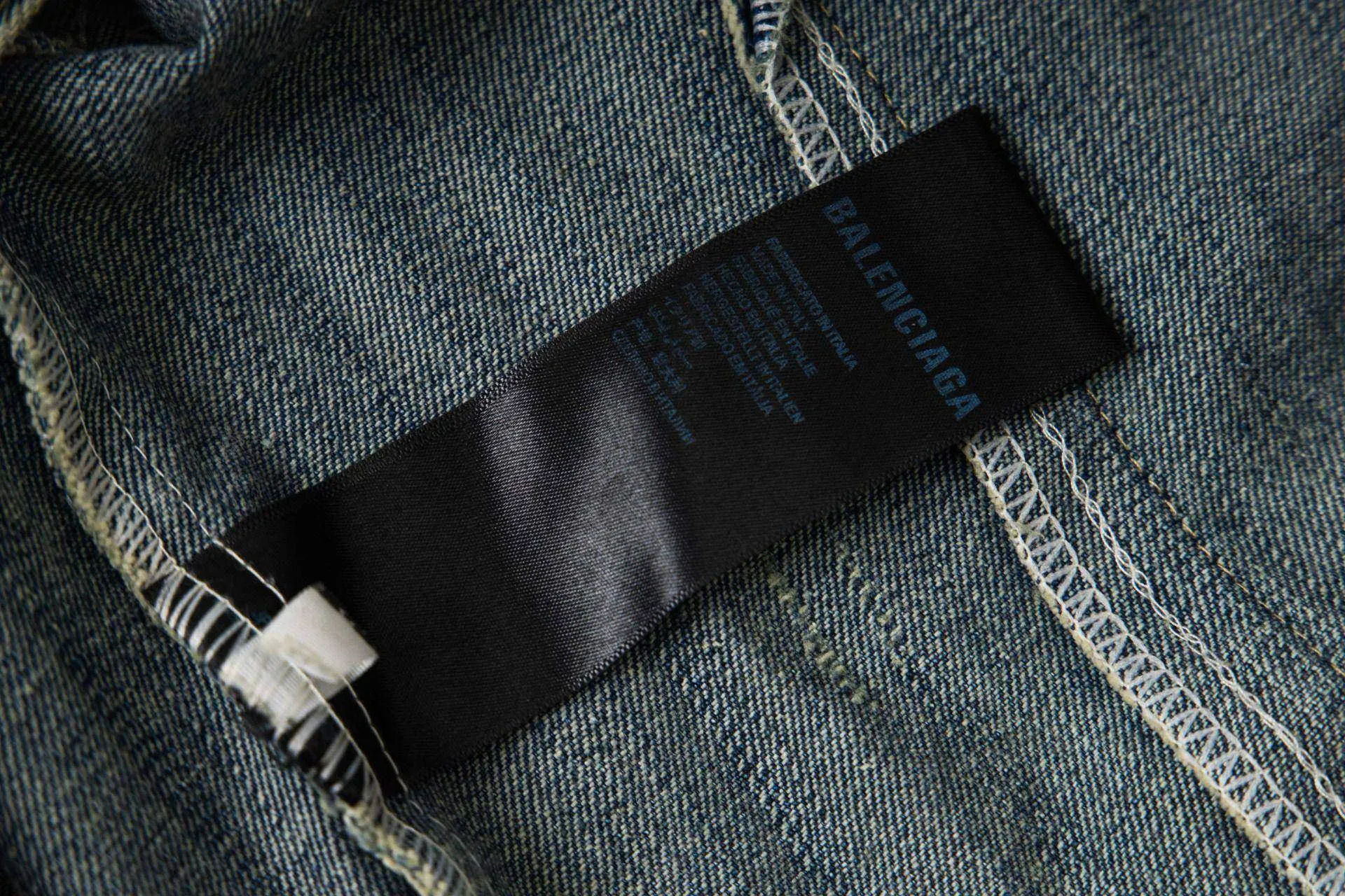 🅿️280 New model number: B154 Balenciaga washed distressed back denim jacket with rhinestone lettering logo 1️⃣Using high-quality denim fabric washing process, the upper body is soft, comfortable and extremely delicate after washing. It feels solid, smooth and soft. The fabric has the characteristics of being wrinkle-free and has an invincible feel. The details are perfectly handled! 2️⃣It is very youthful and energetic, and can be easily worn by both men and women. It is very in line with the fashion aesthetic concepts of today's young people! 3️⃣ A full set of customized accessories, complete with three standards, same style for men and women, a must-have style for couples. Color: Denim Blue Size: S, M, L, XL