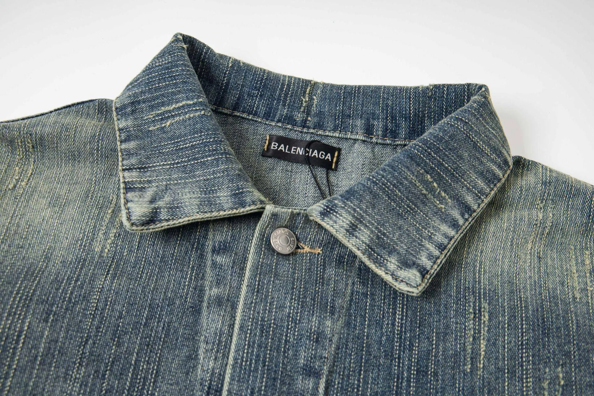 🅿️280 New model number: B154 Balenciaga washed distressed back denim jacket with rhinestone lettering logo 1️⃣Using high-quality denim fabric washing process, the upper body is soft, comfortable and extremely delicate after washing. It feels solid, smooth and soft. The fabric has the characteristics of being wrinkle-free and has an invincible feel. The details are perfectly handled! 2️⃣It is very youthful and energetic, and can be easily worn by both men and women. It is very in line with the fashion aesthetic concepts of today's young people! 3️⃣ A full set of customized accessories, complete with three standards, same style for men and women, a must-have style for couples. Color: Denim Blue Size: S, M, L, XL