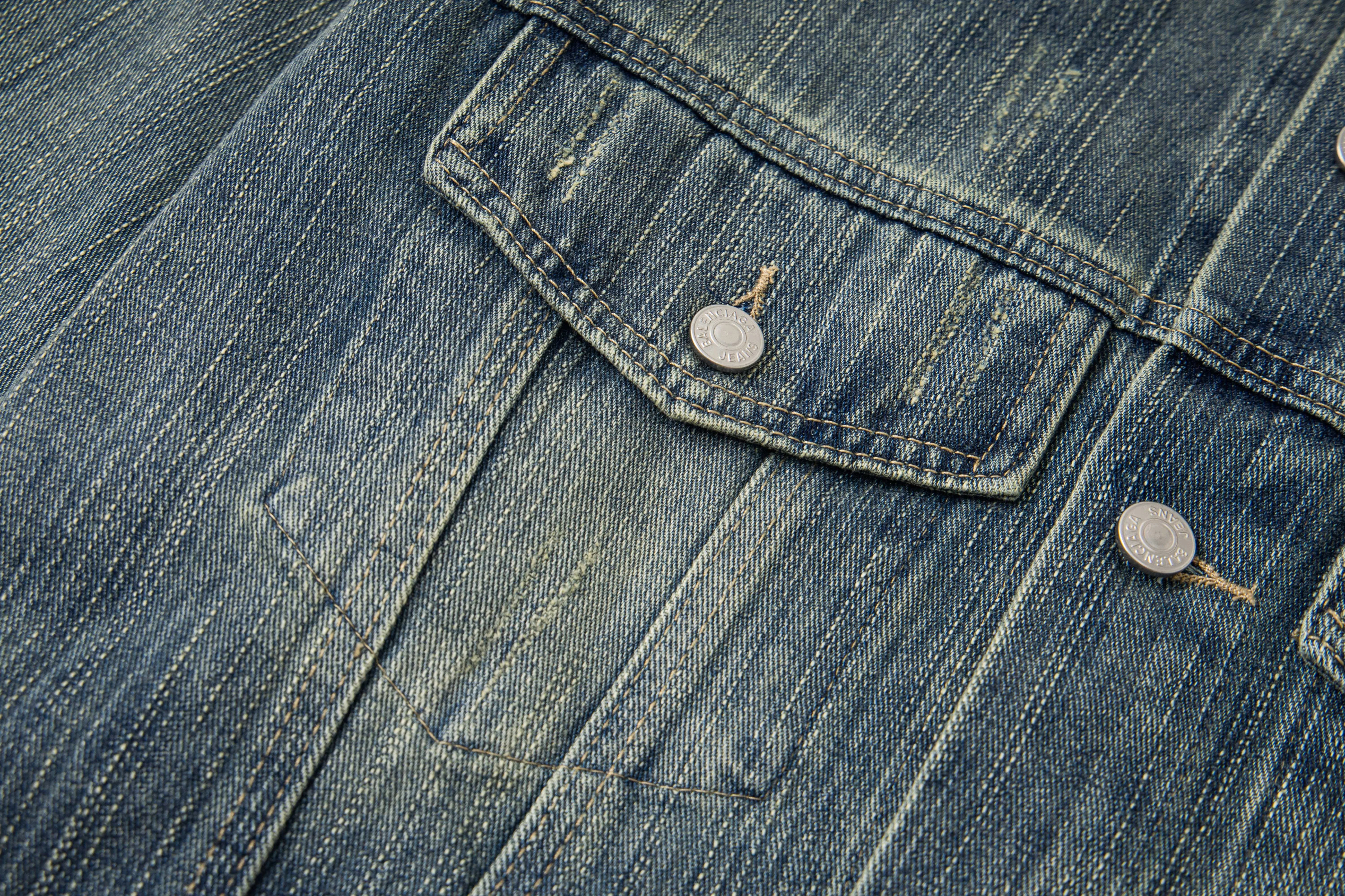 🅿️280 New model number: B154 Balenciaga washed distressed back denim jacket with rhinestone lettering logo 1️⃣Using high-quality denim fabric washing process, the upper body is soft, comfortable and extremely delicate after washing. It feels solid, smooth and soft. The fabric has the characteristics of being wrinkle-free and has an invincible feel. The details are perfectly handled! 2️⃣It is very youthful and energetic, and can be easily worn by both men and women. It is very in line with the fashion aesthetic concepts of today's young people! 3️⃣ A full set of customized accessories, complete with three standards, same style for men and women, a must-have style for couples. Color: Denim Blue Size: S, M, L, XL
