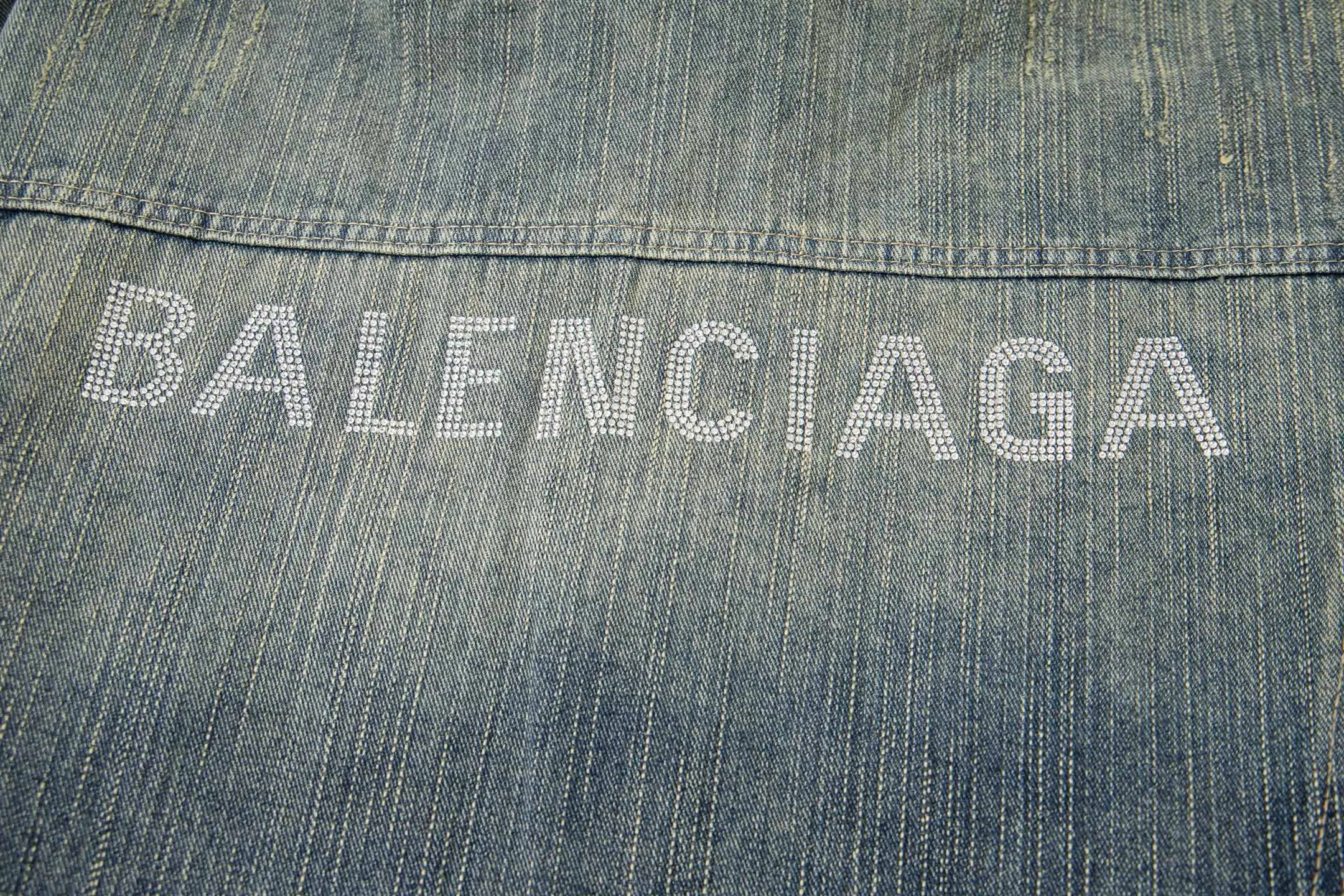 🅿️280 New model number: B154 Balenciaga washed distressed back denim jacket with rhinestone lettering logo 1️⃣Using high-quality denim fabric washing process, the upper body is soft, comfortable and extremely delicate after washing. It feels solid, smooth and soft. The fabric has the characteristics of being wrinkle-free and has an invincible feel. The details are perfectly handled! 2️⃣It is very youthful and energetic, and can be easily worn by both men and women. It is very in line with the fashion aesthetic concepts of today's young people! 3️⃣ A full set of customized accessories, complete with three standards, same style for men and women, a must-have style for couples. Color: Denim Blue Size: S, M, L, XL