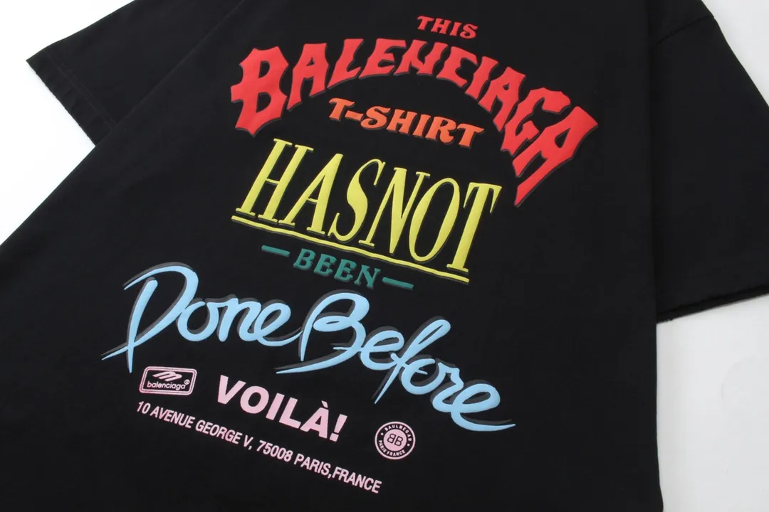 🅿️200 Detailed Picture [Top version. Official website quality] BALENCI*GA/Paris. 2024 new style, foam printed letters on the chest, washed and distressed short-sleeved T-shirt, 2024 new style. All pattern details, color, Y plate customization. Jubie market currency. Brick cabinets are synchronized. Genuine products are developed at the first time, and you can print and compare! The fabric is made of Paris ZP custom-woven and dyed cotton double yarn. Weighing 260 grams, the cloth surface is clean. The cloth pattern is clear, soft and comfortable. The threads are dyed with no color difference. The printing uses environmentally friendly imported foam printing, with clear letters and three-dimensional effect. The entire garment is washed, distressed and worn. The version adopts OS loose shoulder design. Same style for men and women. Code: BL223377 Color: black, pink, rice. Size: XS to L