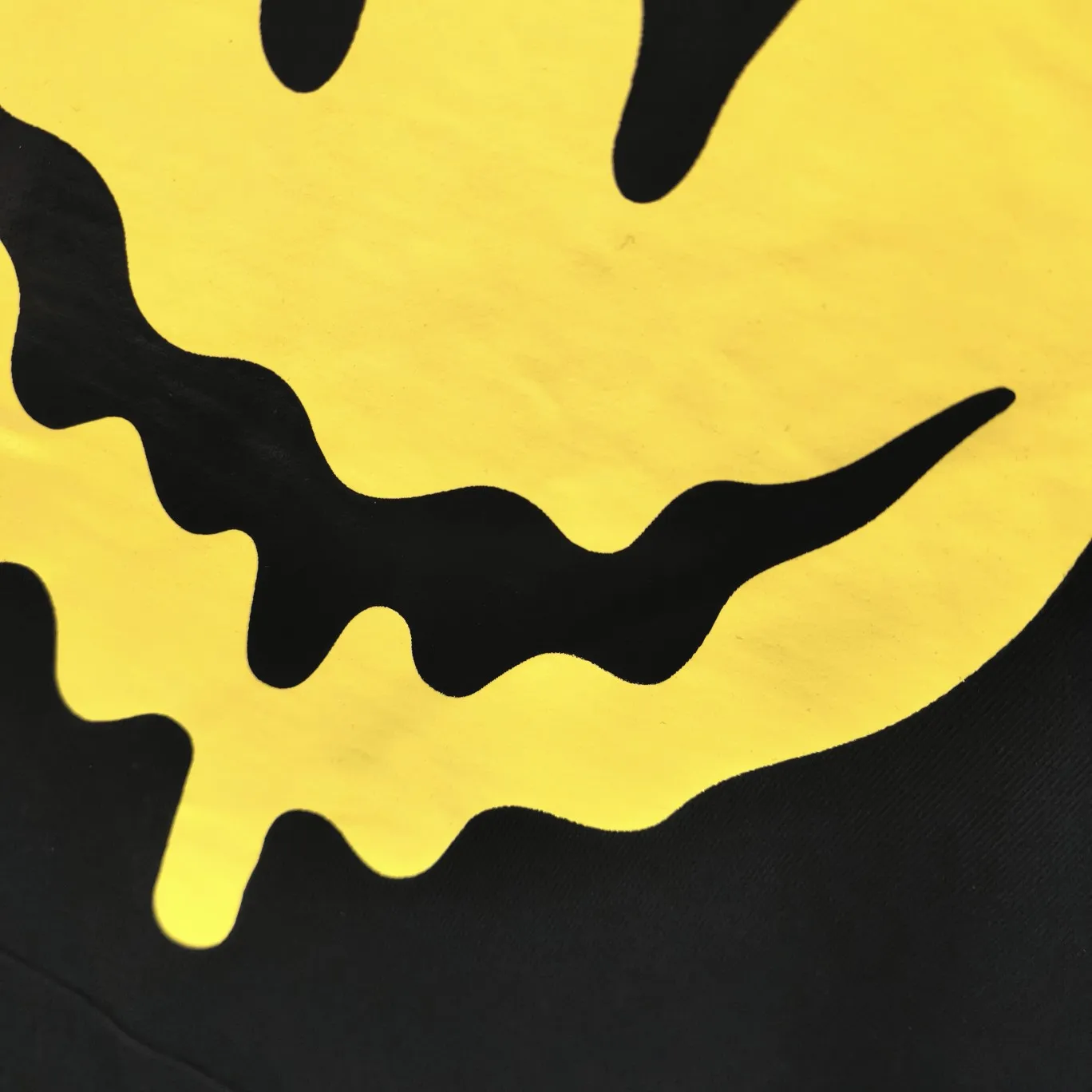 Additional details - the top tested version BALENCIAGA yellow dissolved smiley back skull scissor hand logo Balenciaga male and female couple loose cotton autumn and winter hoodie hooded sweatshirt 100% original development of special printing technology, embroidery design, fabric, version. The fabric is made of 480g combed cotton fabric, which is full of drape, warm and comfortable! Melting smiley face printing on the front panel: It mainly uses extremely green and environmentally friendly printing silica gel. Silica gel is a highly active adsorption material and is an amorphous substance. Insoluble in water and any solvent, non-toxic and odorless. Special transparent glue is printed on the surface, which has the original viscosity effect. The high transparency does not affect the color glue effect. Back panel skull pattern embroidery: The embroidery thread is made of mercerized material, which is more flexible and glossy than ordinary embroidery thread. The front and rear craftsmanship is restored 1V1, and the version has a classic dropped shoulder oversize design. Color: Black White Size: XS-L P:470