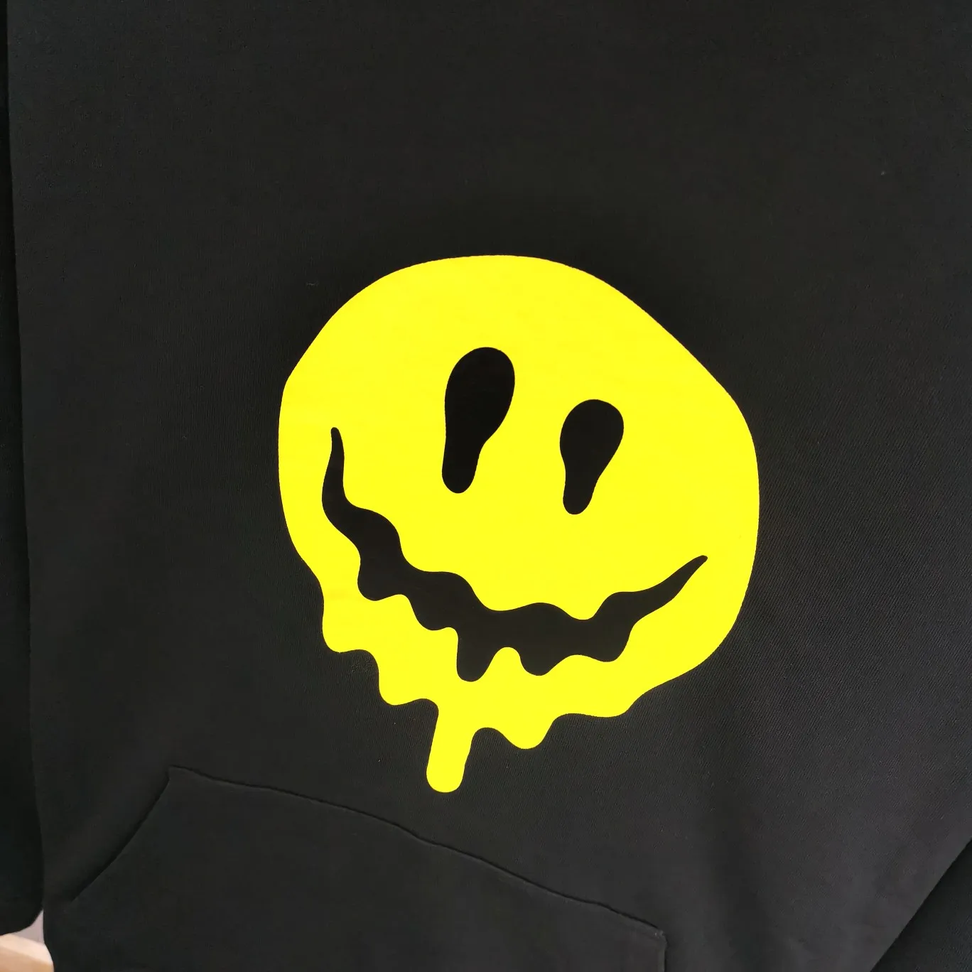 Additional details - the top tested version BALENCIAGA yellow dissolved smiley back skull scissor hand logo Balenciaga male and female couple loose cotton autumn and winter hoodie hooded sweatshirt 100% original development of special printing technology, embroidery design, fabric, version. The fabric is made of 480g combed cotton fabric, which is full of drape, warm and comfortable! Melting smiley face printing on the front panel: It mainly uses extremely green and environmentally friendly printing silica gel. Silica gel is a highly active adsorption material and is an amorphous substance. Insoluble in water and any solvent, non-toxic and odorless. Special transparent glue is printed on the surface, which has the original viscosity effect. The high transparency does not affect the color glue effect. Back panel skull pattern embroidery: The embroidery thread is made of mercerized material, which is more flexible and glossy than ordinary embroidery thread. The front and rear craftsmanship is restored 1V1, and the version has a classic dropped shoulder oversize design. Color: Black White Size: XS-L P:470