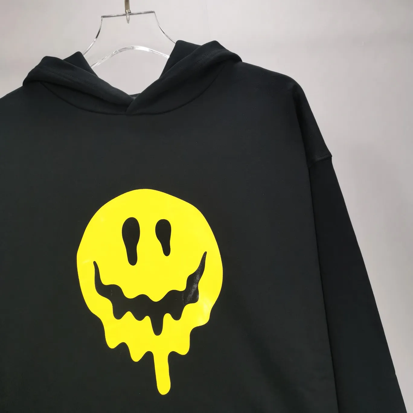 Additional details - the top tested version BALENCIAGA yellow dissolved smiley back skull scissor hand logo Balenciaga male and female couple loose cotton autumn and winter hoodie hooded sweatshirt 100% original development of special printing technology, embroidery design, fabric, version. The fabric is made of 480g combed cotton fabric, which is full of drape, warm and comfortable! Melting smiley face printing on the front panel: It mainly uses extremely green and environmentally friendly printing silica gel. Silica gel is a highly active adsorption material and is an amorphous substance. Insoluble in water and any solvent, non-toxic and odorless. Special transparent glue is printed on the surface, which has the original viscosity effect. The high transparency does not affect the color glue effect. Back panel skull pattern embroidery: The embroidery thread is made of mercerized material, which is more flexible and glossy than ordinary embroidery thread. The front and rear craftsmanship is restored 1V1, and the version has a classic dropped shoulder oversize design. Color: Black White Size: XS-L P:470