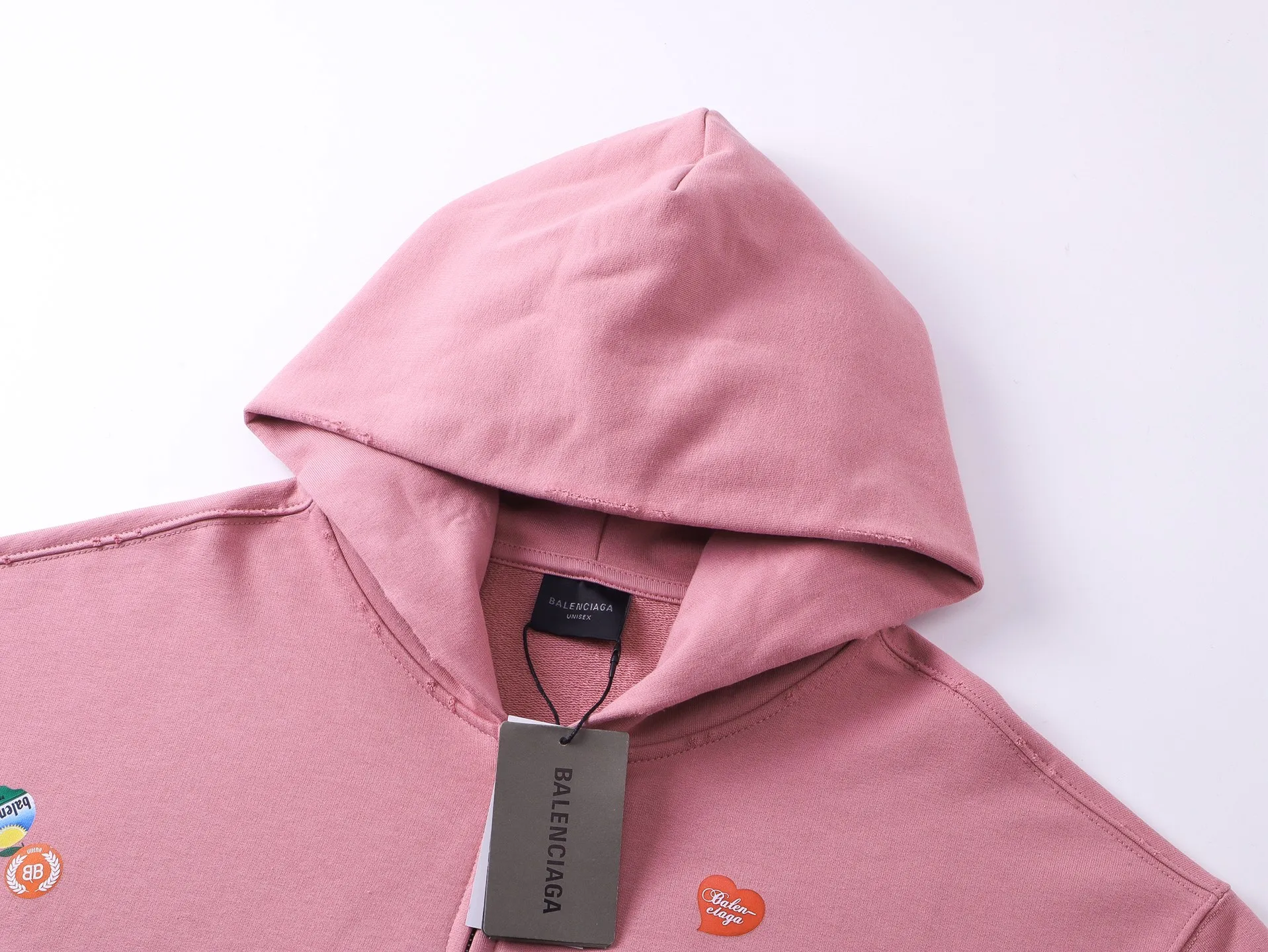 🅿️430 Real photos [Top version. Official website quality] BALENCI*GA/Paris #2025 autumn and winter new style. Fruit pattern Vintage all over embossed washed and distressed hooded sweatshirt. The fabric is made of Paris ZP custom weaving and dyeing cotton sweatshirt. Weighing 460 grams, the cloth surface is clean. The cloth pattern is clear, soft and comfortable. The threads are dyed with no color difference. The pattern printing uses environmentally friendly imported glue and computer inkjet printing. The pattern is clear, no burrs, and has a strong three-dimensional effect. The garments are washed and worn. All colors are synchronized with the brick cabinets, custom woven and dyed, and will not fade. Different market currencies. The version adopts OS loose shoulder design. Same style for men and women. Code: BL259907 Color: floral gray, pink Size: XS S M L