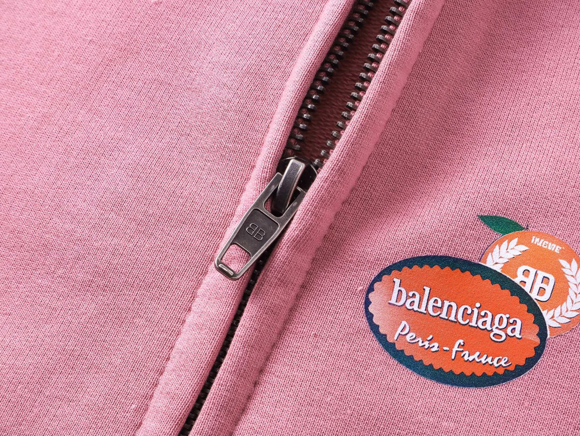 🅿️430 Real photos [Top version. Official website quality] BALENCI*GA/Paris #2025 autumn and winter new style. Fruit pattern Vintage all over embossed washed and distressed hooded sweatshirt. The fabric is made of Paris ZP custom weaving and dyeing cotton sweatshirt. Weighing 460 grams, the cloth surface is clean. The cloth pattern is clear, soft and comfortable. The threads are dyed with no color difference. The pattern printing uses environmentally friendly imported glue and computer inkjet printing. The pattern is clear, no burrs, and has a strong three-dimensional effect. The garments are washed and worn. All colors are synchronized with the brick cabinets, custom woven and dyed, and will not fade. Different market currencies. The version adopts OS loose shoulder design. Same style for men and women. Code: BL259907 Color: floral gray, pink Size: XS S M L