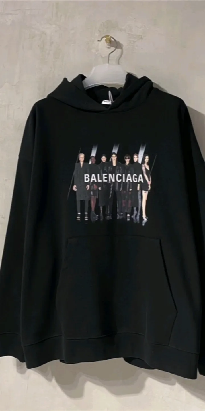 Real shot of the video - the certified version of BALENCIAGA Balenciaga Portrait Band B's hooded sweatshirt 1:1 restored replica version Popular ins Xiaohongshu Popular recommendation by Internet celebrity bloggers The fabric is made of 480 grams of large terry pure cotton fabric, and has been pre-shrunk to a weight of about 520 grams. The original version is purchased and patterned, and the positioning and cutting process is used! Pure version! The imported Israeli Kornit digital direct-injection printing technology makes the reflection of characters three-dimensional and real. This is also the first place to look for identification. I make every piece of clothing with conscience and strive for excellence in every aspect. Just to sell a piece of clothing and retain a customer. Although our products are a little more expensive than others, the expensive money is kept in the clothes and is definitely not imported into my pocket.  Customized washable labels, bag labels, and collar labels. Can reach professional level.  Restore the 1:1 replica craftsmanship! B's new early autumn series, a very high-end series of single items for men and women!  Size: XS-L Color: Black P:450