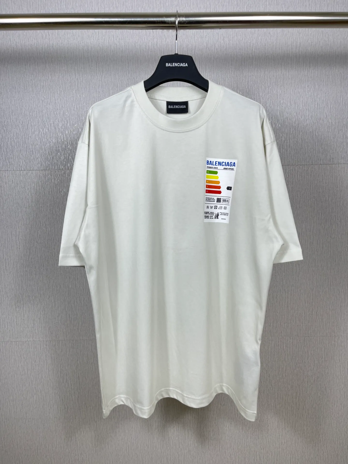 🅿️176 Real photos [Top version. Official website quality] BALENCI*GA/Paris BALENCI*GA# 2023 spring and summer new style, refrigerator energy meter environmental protection logo short-sleeved T-shirt. 2023 spring and summer new product. Brick cabinet synchronization. The fabric is made of Paris ZP custom-woven and dyed 100% cotton double yarn compact cotton. The weight is 260 grams. The cloth surface is clean. The cloth pattern is clear. Soft and comfortable. Good color fastness. Not easy to change color. The threads are woven and dyed with no color difference. The printing uses imported environmentally friendly rubber paddles, cutting piece positioning, precision stencils, fine LOGO letters, clear letters, no burrs. The effect is three-dimensional, which is different from ordinary printing in the market. Restore brick cabinets. Comparisons welcome. The version adopts OS loose shoulder design. Same style for men and women. Code: BL223097 Color: Black. Beige Size: XS to L